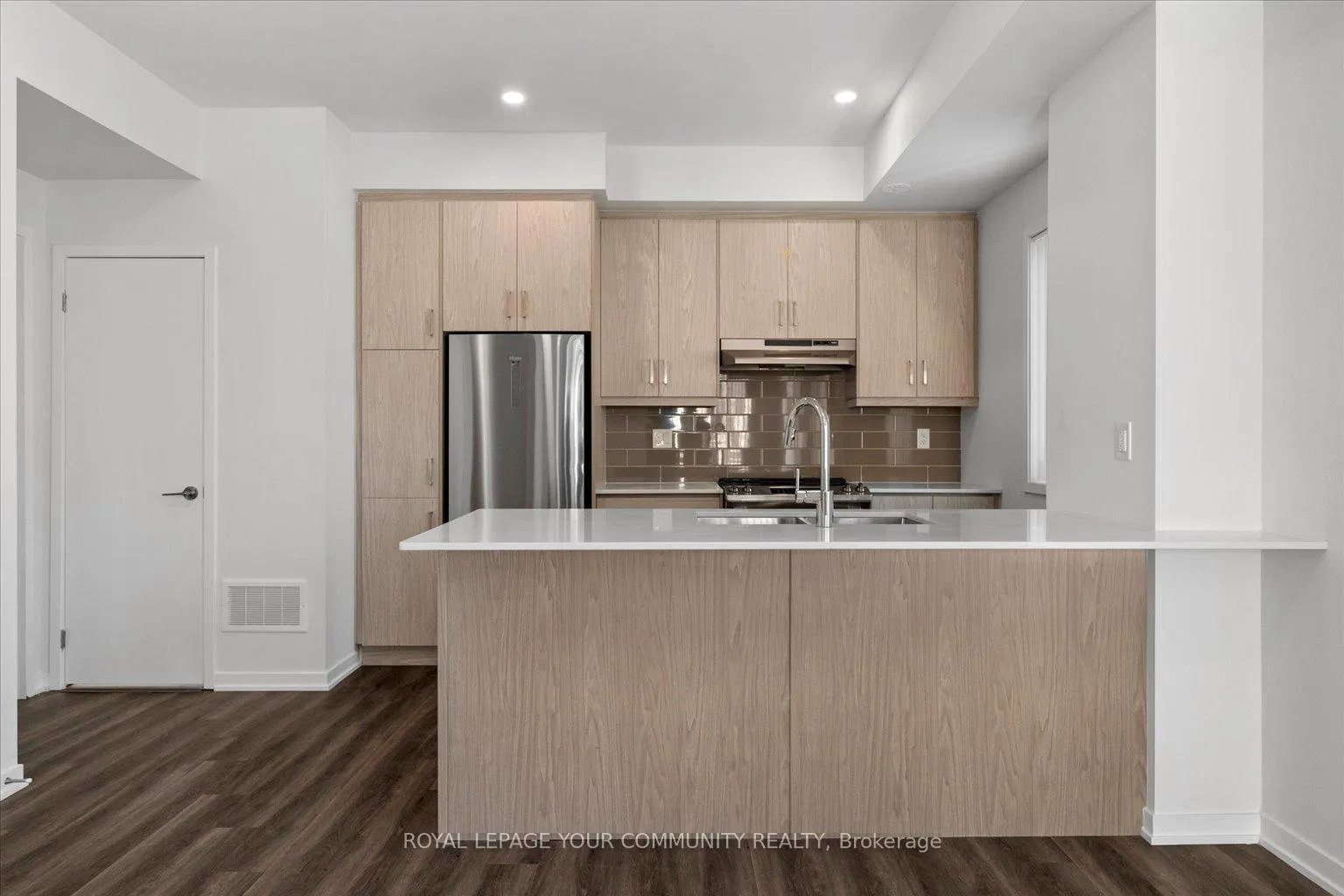 Photo 8 of Unit TH 207, 141 Honeycrisp Crescent, Vaughan, Concord — HOMEH