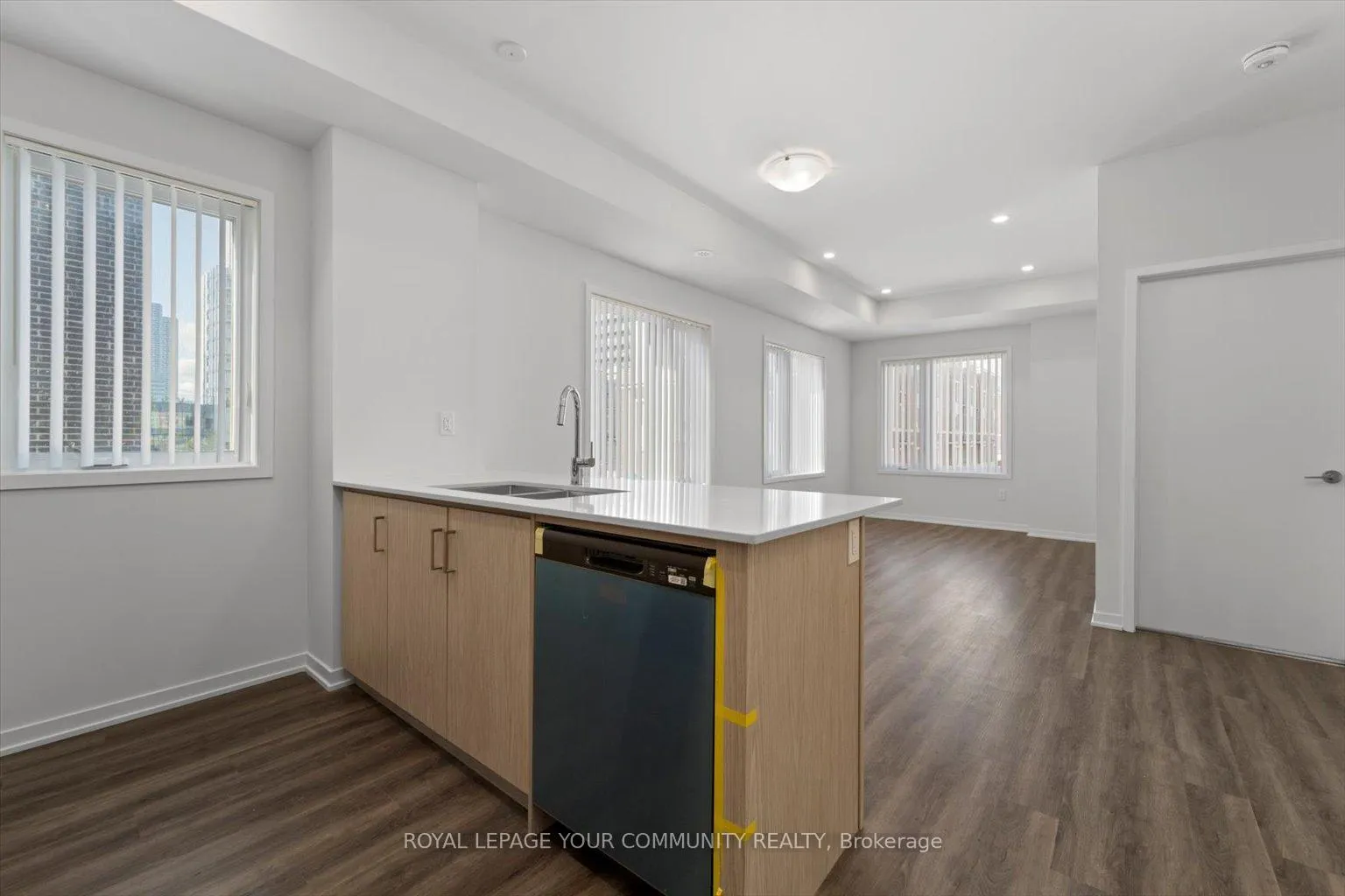Photo 10 of Unit TH 207, 141 Honeycrisp Crescent, Vaughan, Concord — HOMEH