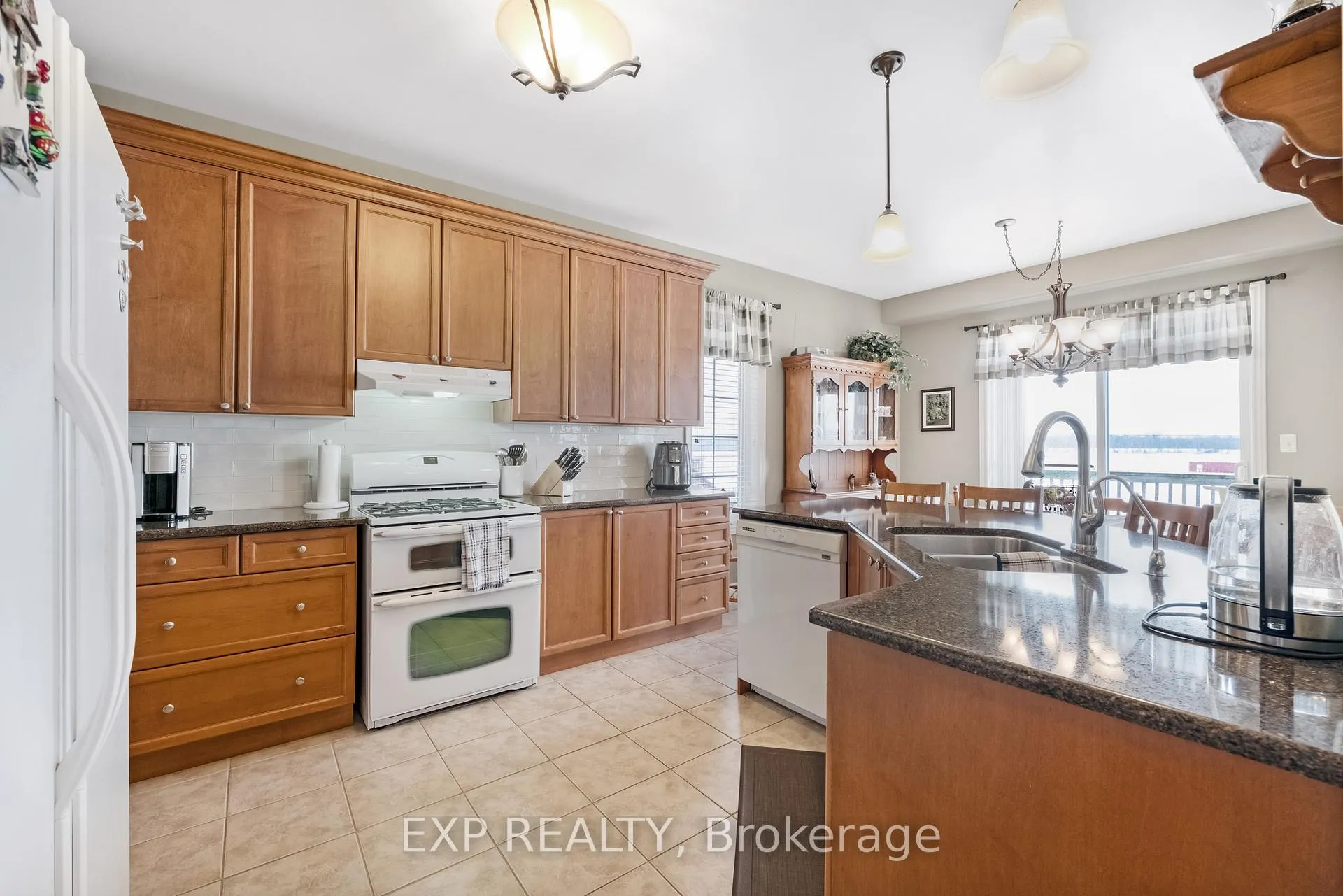 Photo 10 of 106 Succession Crescent, Barrie, Innis-Shore — HOMEH