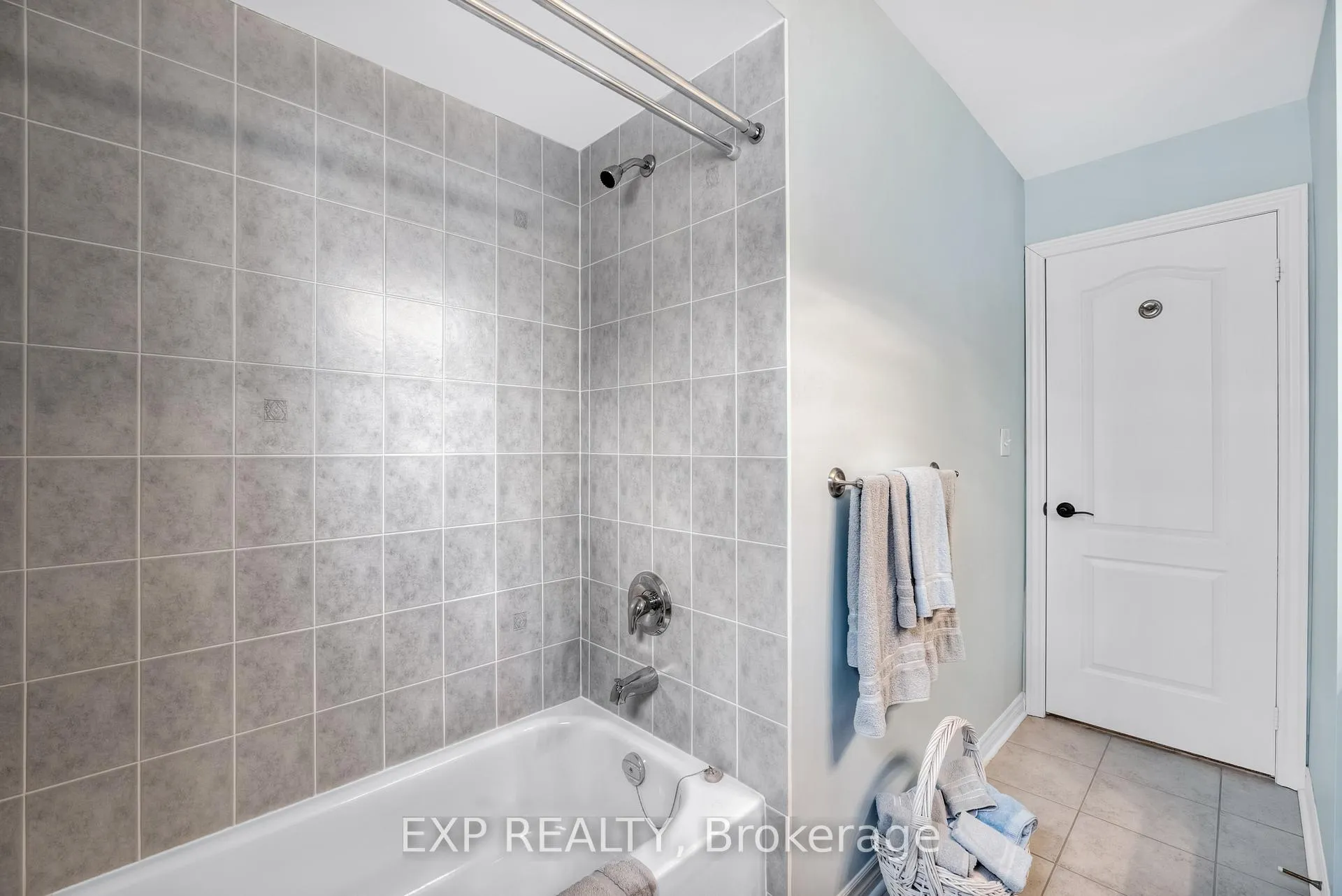 Photo 34 of 106 Succession Crescent, Barrie, Innis-Shore — HOMEH
