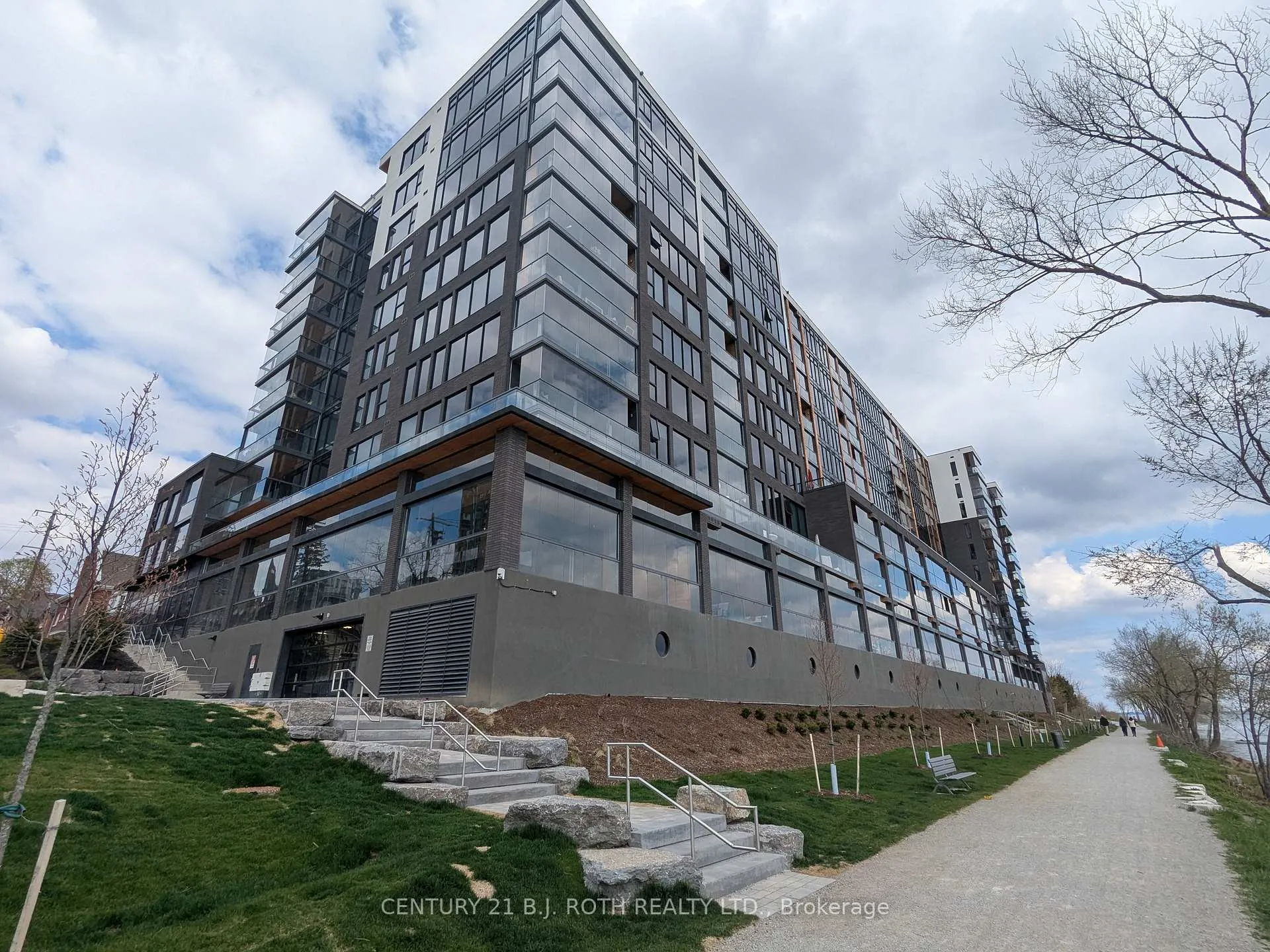 Photo 2 of Unit 822, 185 Dunlop Street E, Barrie, Lakeshore — HOMEH