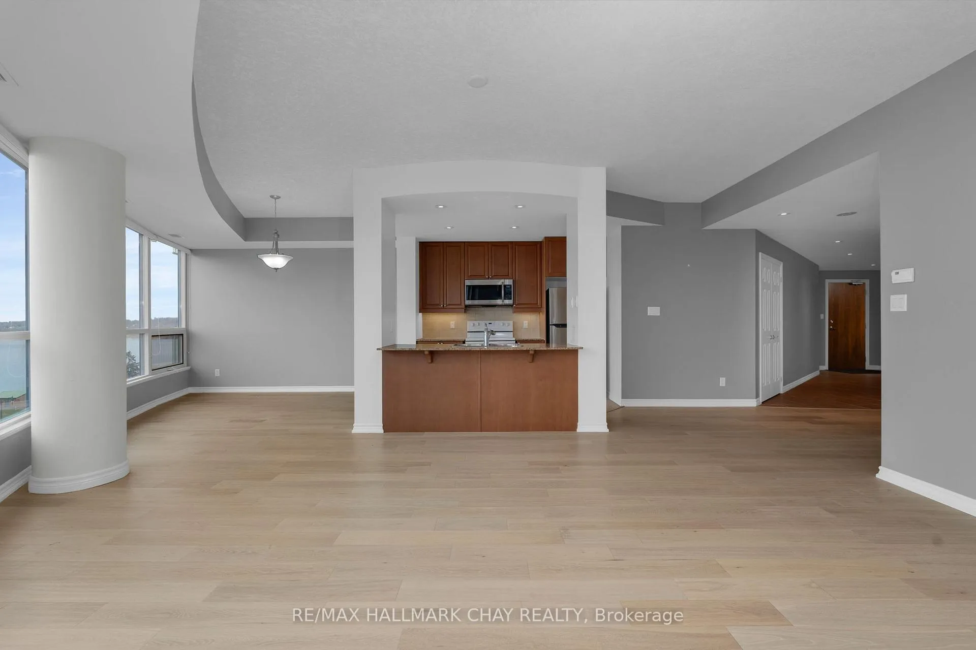 Photo 5 of Unit 706, 37 Ellen Street, Barrie, City Centre — HOMEH