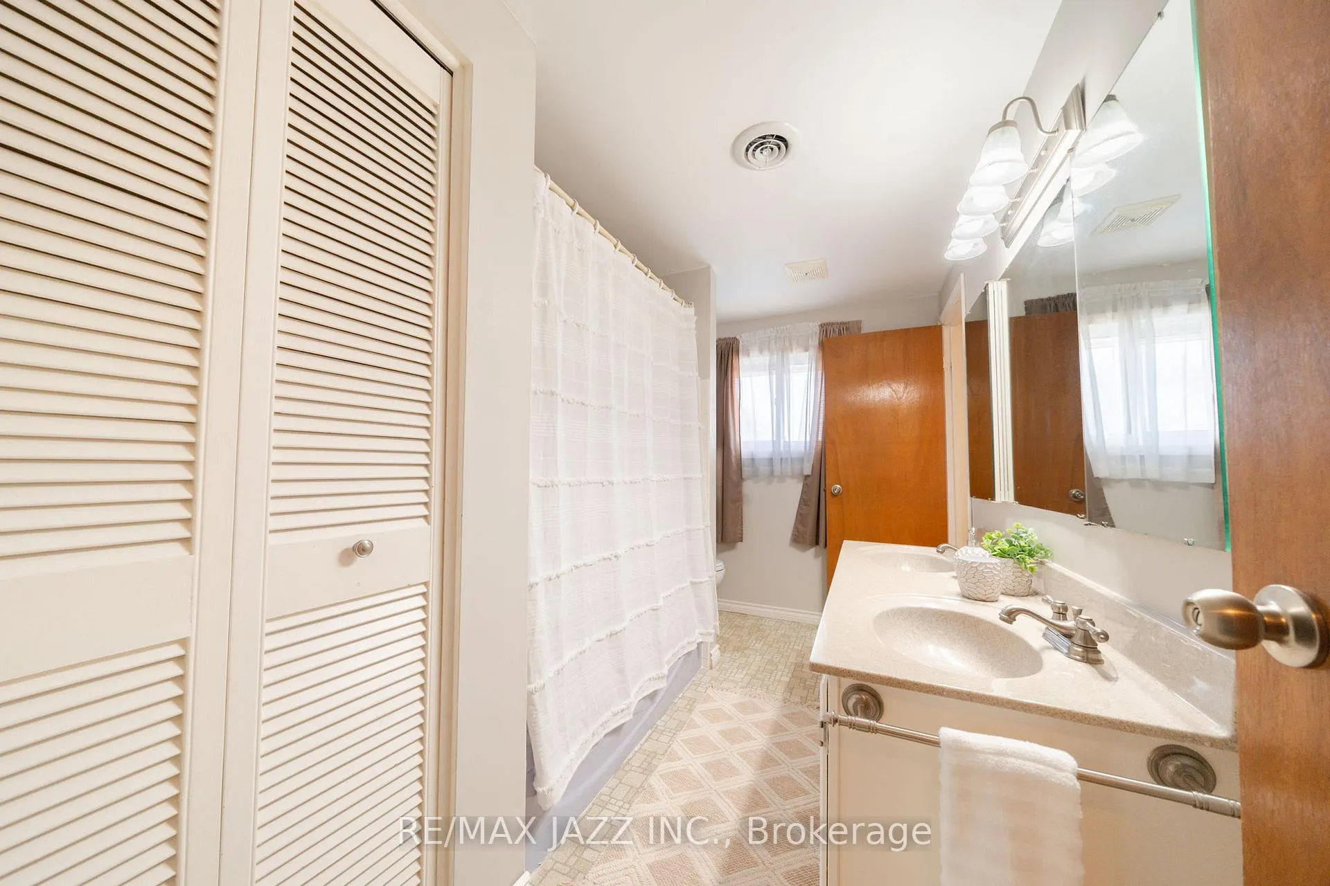 Photo 16 of 361 Carnaby Court, Oshawa, Centennial — HOMEH