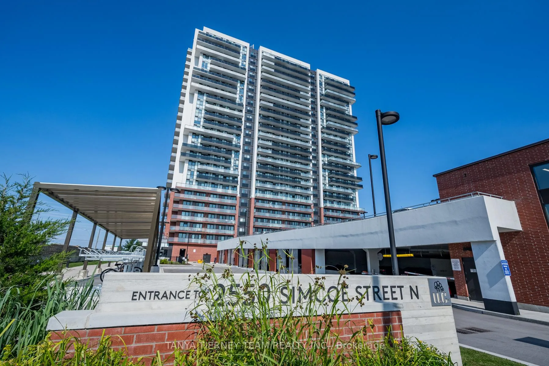 Front of Unit 1812, 2550 Simcoe Street N
