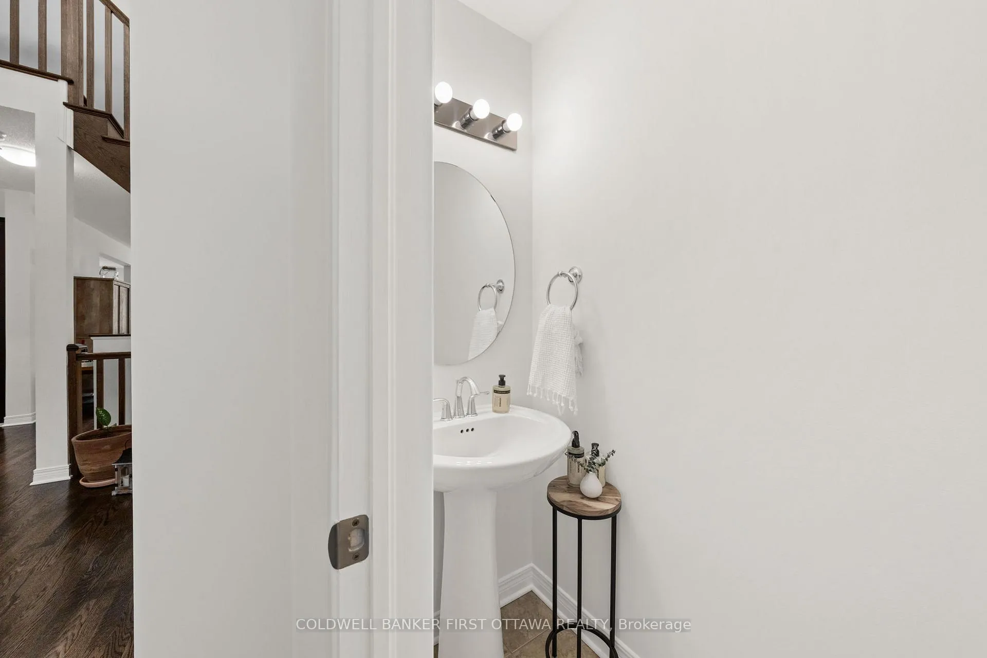 Photo 5 of 220 Dave Smith Crescent, Ottawa, Riverside South/Gloucester Glen — HOMEH