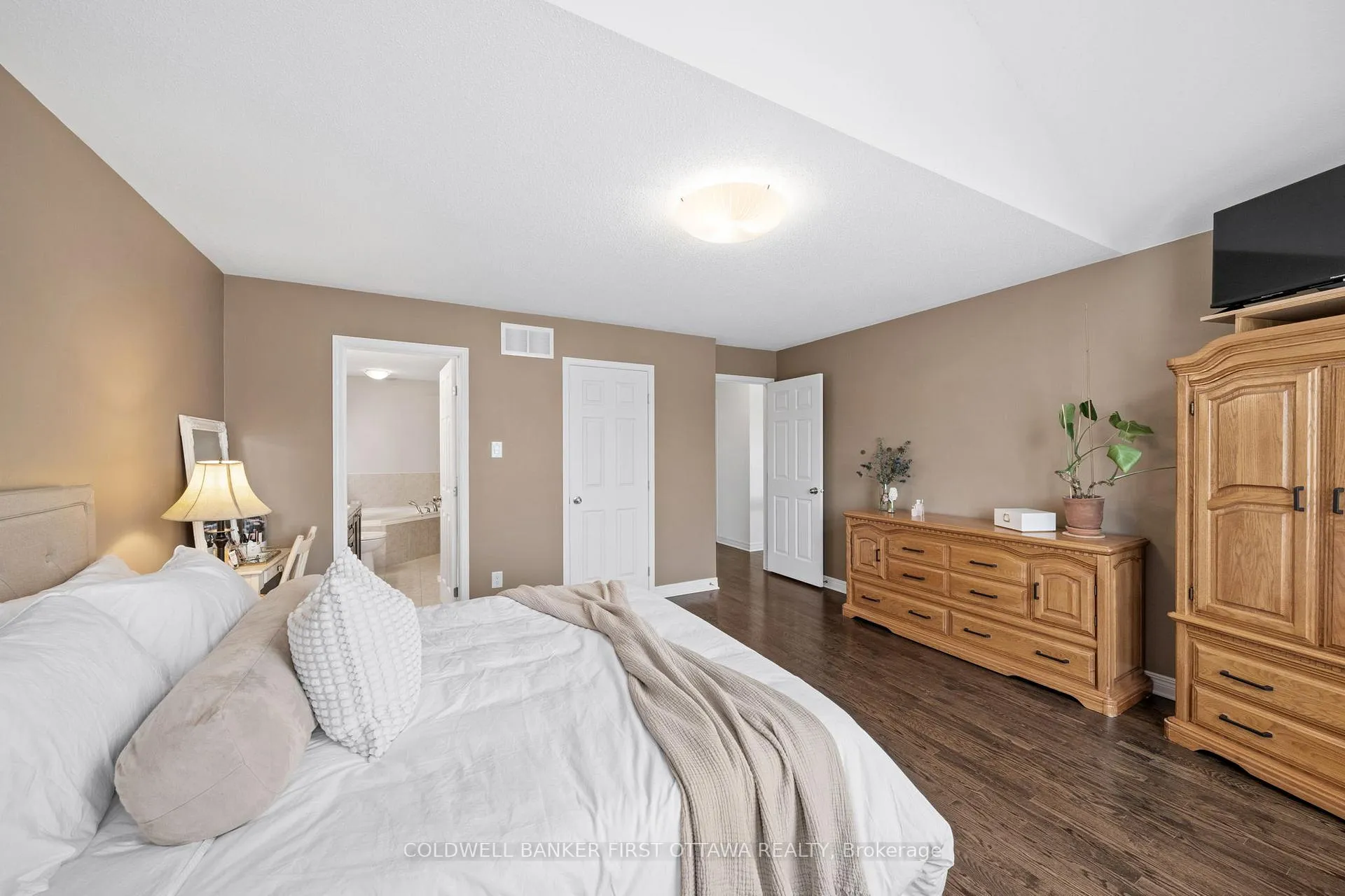 Photo 22 of 220 Dave Smith Crescent, Ottawa, Riverside South/Gloucester Glen — HOMEH