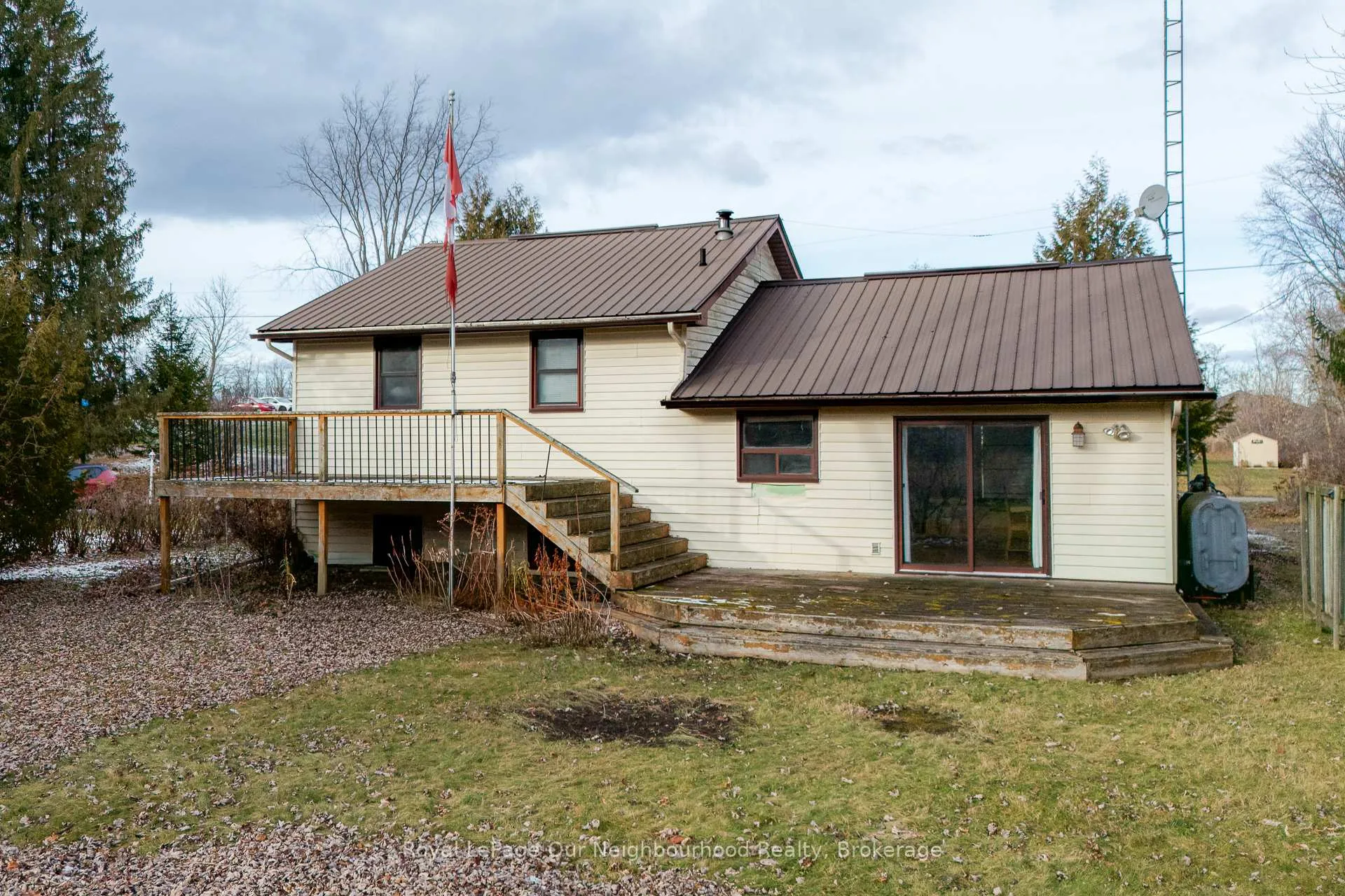 Front of 25 River Road W