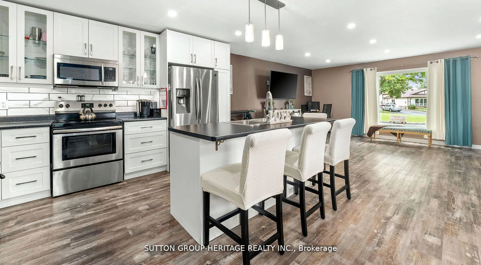 Photo 2 of 366 Calvert Court, Oshawa, Lakeview — HOMEH