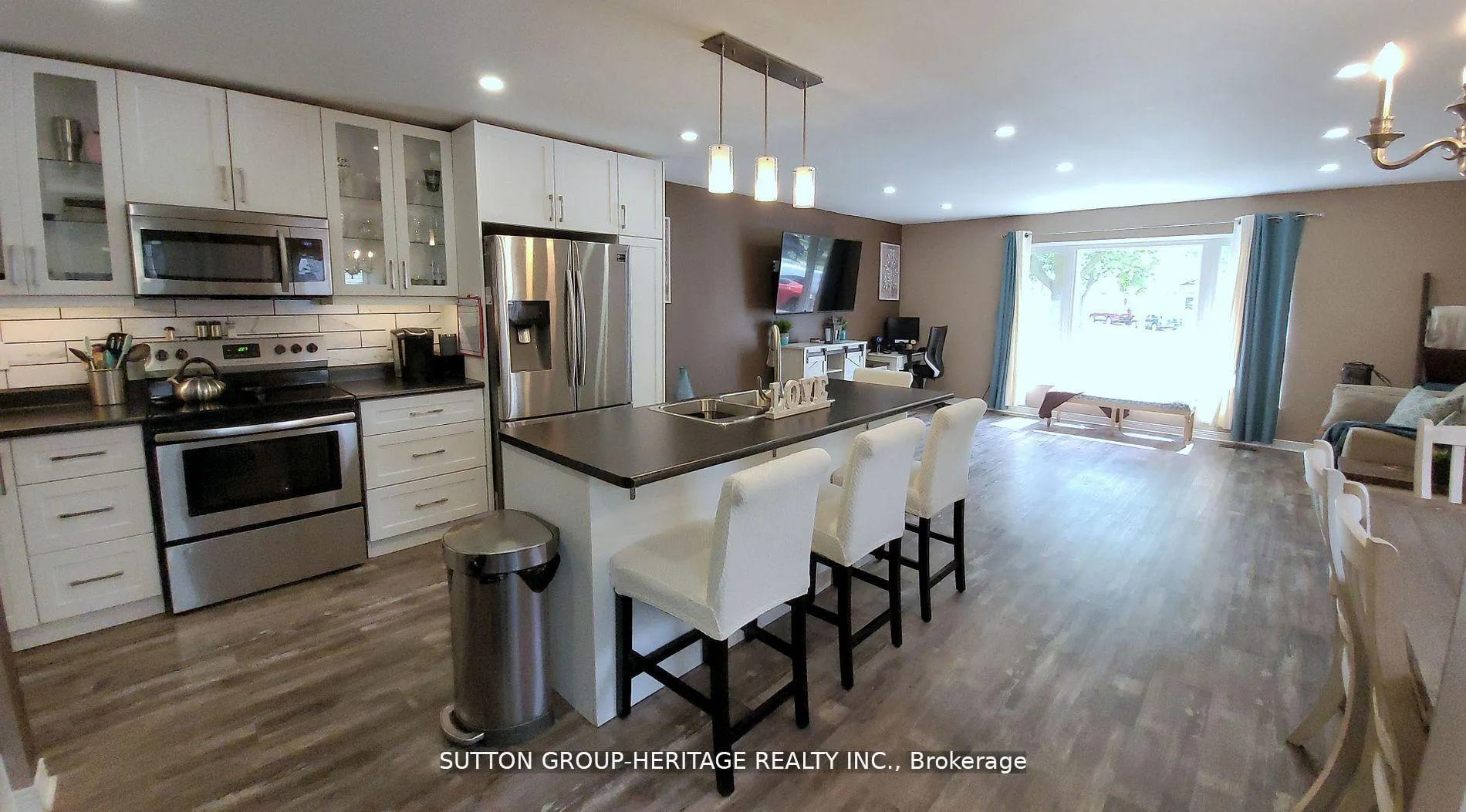 Photo 5 of 366 Calvert Court, Oshawa, Lakeview — HOMEH