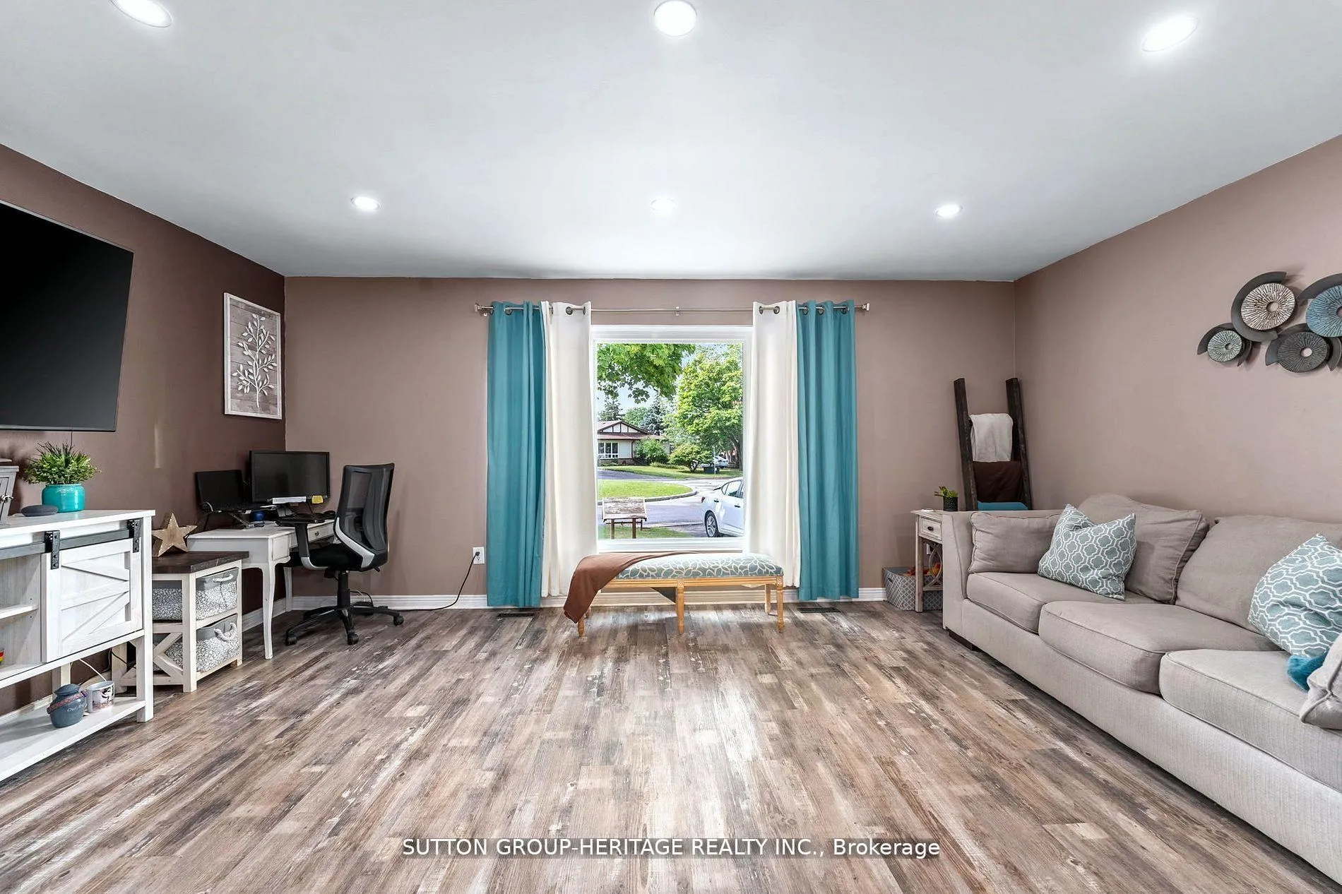 Photo 10 of 366 Calvert Court, Oshawa, Lakeview — HOMEH