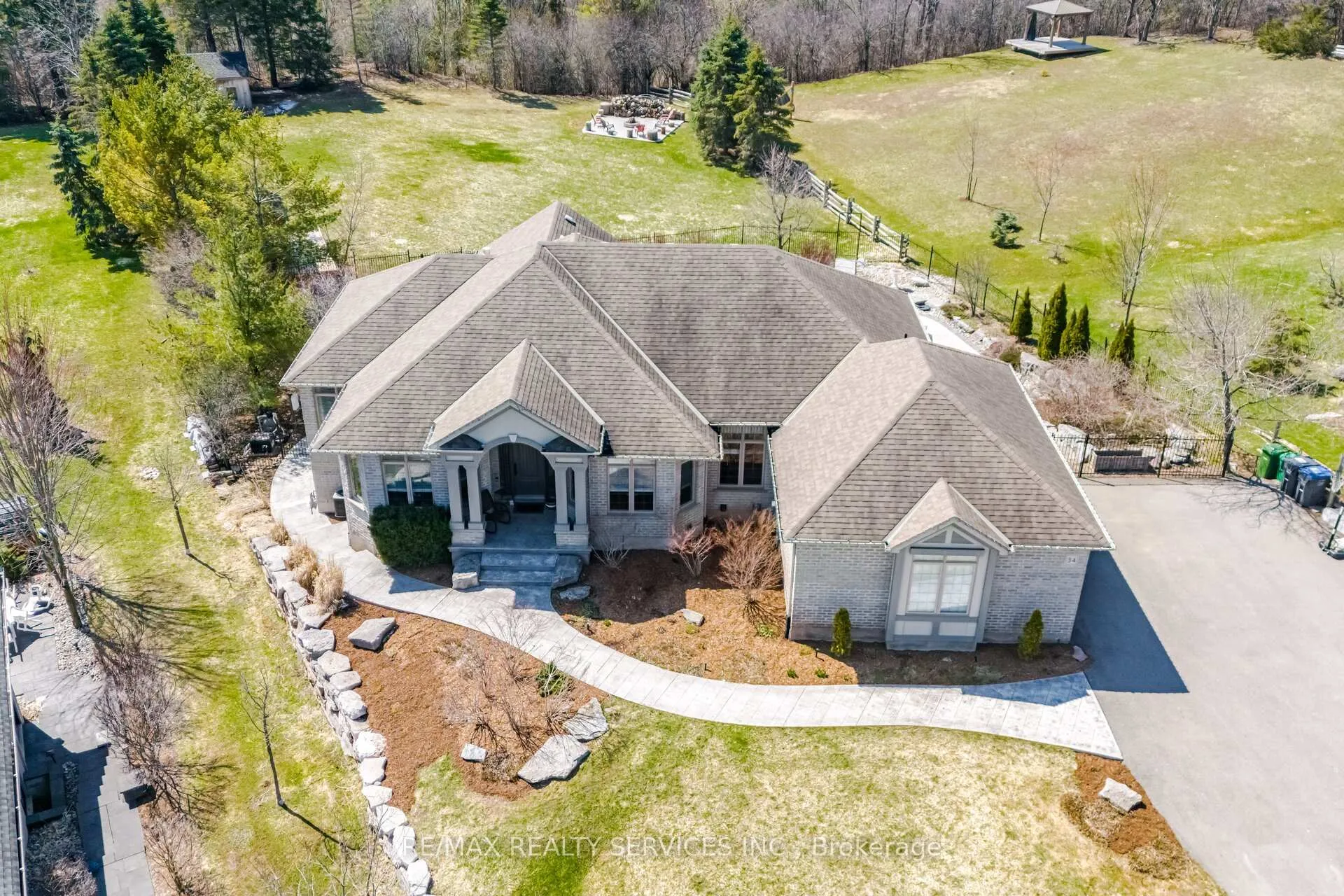 Photo 1 of 34 Isabella Street, Caledon, Rural Caledon — HOMEH