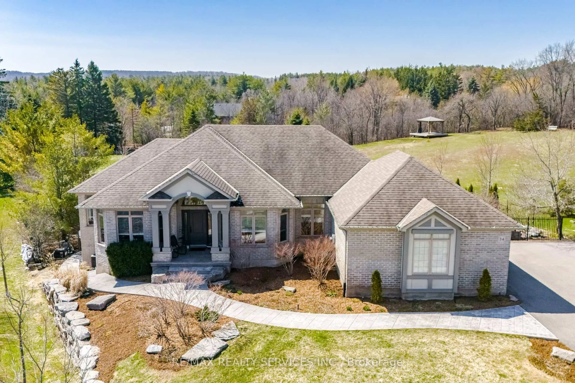 Photo 2 of 34 Isabella Street, Caledon, Rural Caledon — HOMEH