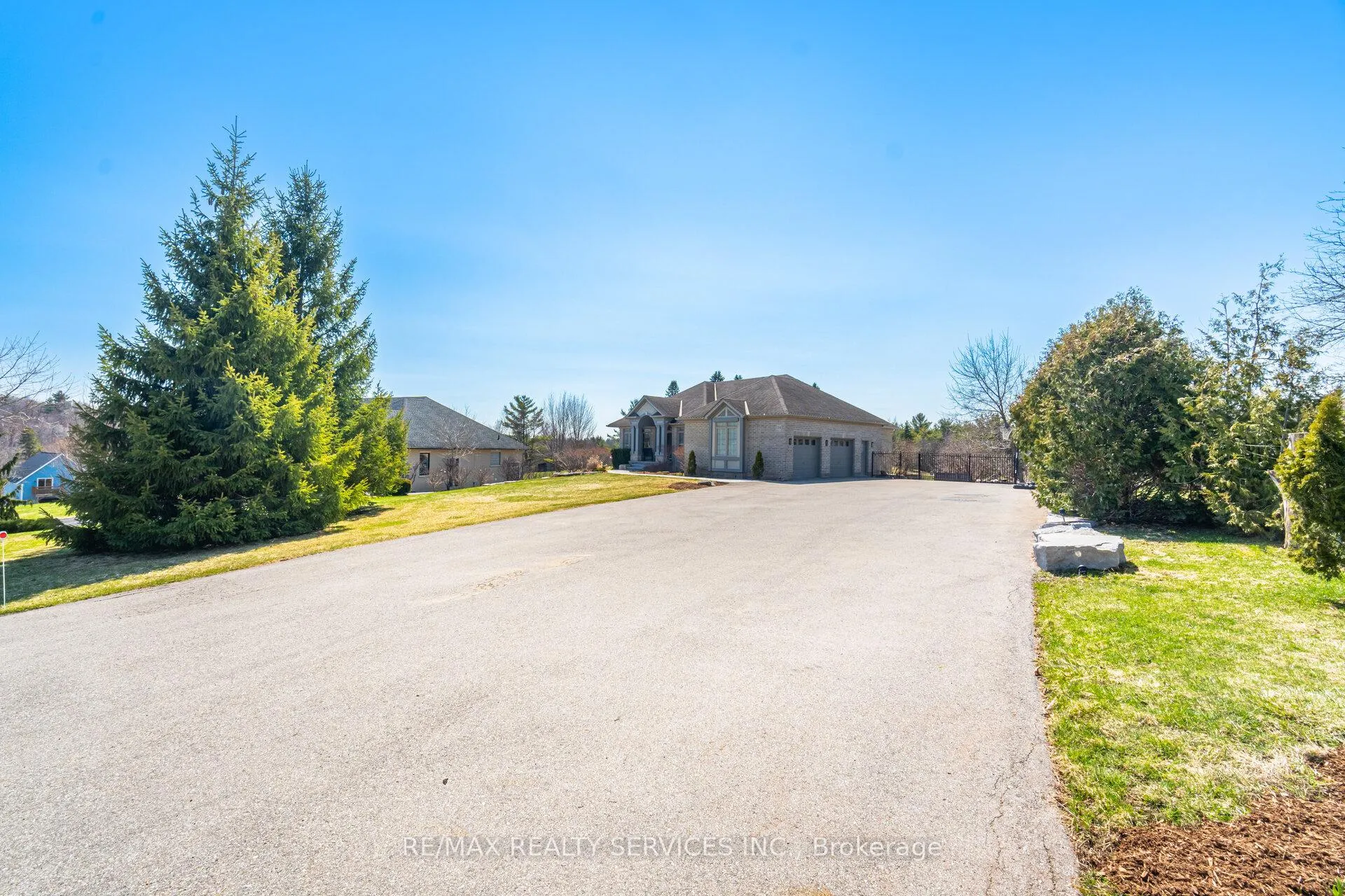 Photo 4 of 34 Isabella Street, Caledon, Rural Caledon — HOMEH