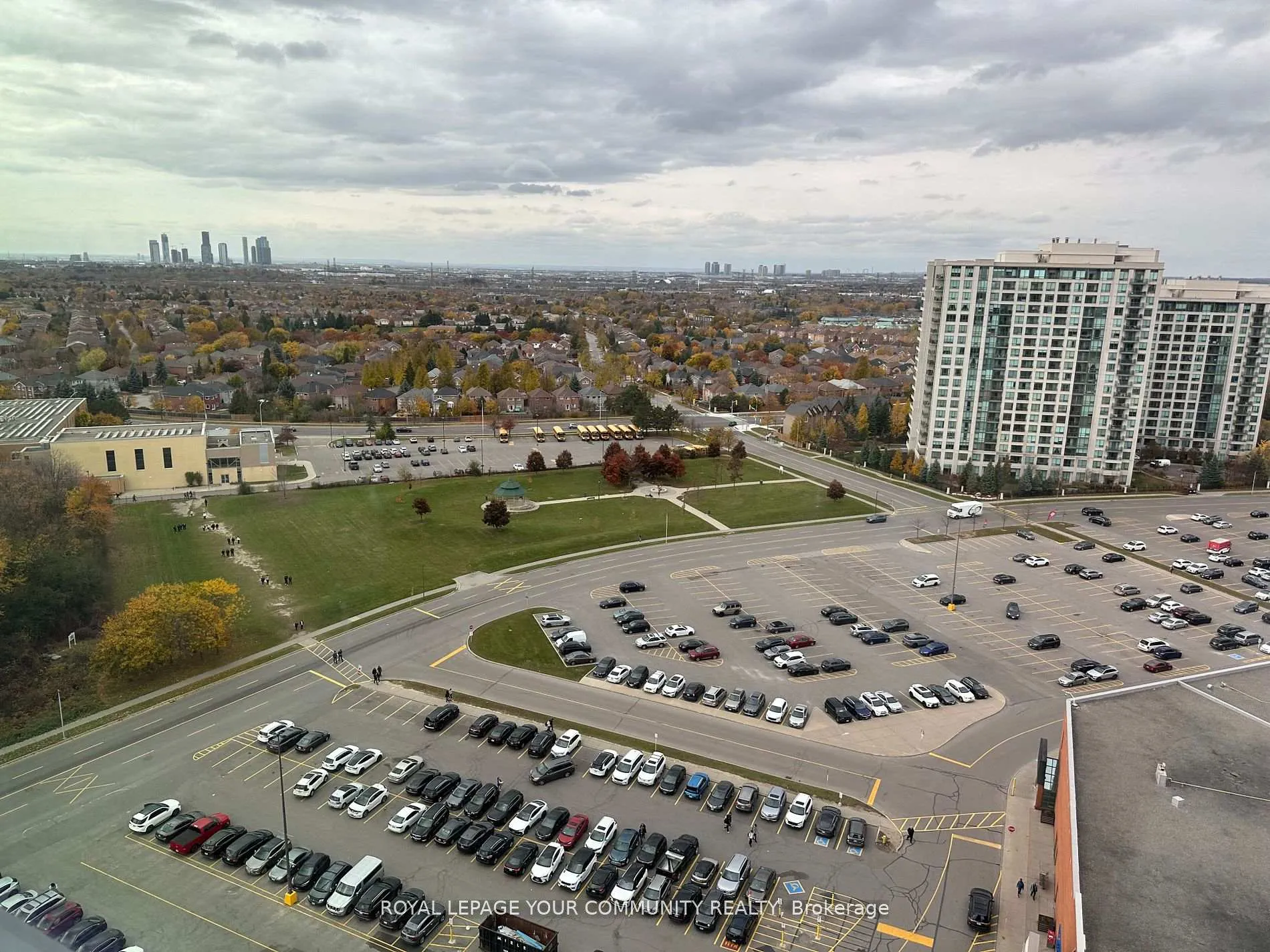 Photo 5 of Unit 2702, 30 Upper Mall Way, Vaughan, Brownridge — HOMEH