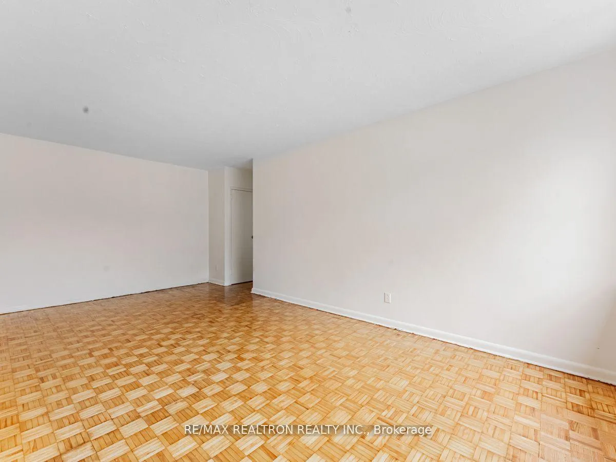 Photo 6 of Unit 309, 2895 Bathurst Street, Toronto, Bedford Park-Nortown — HOMEH