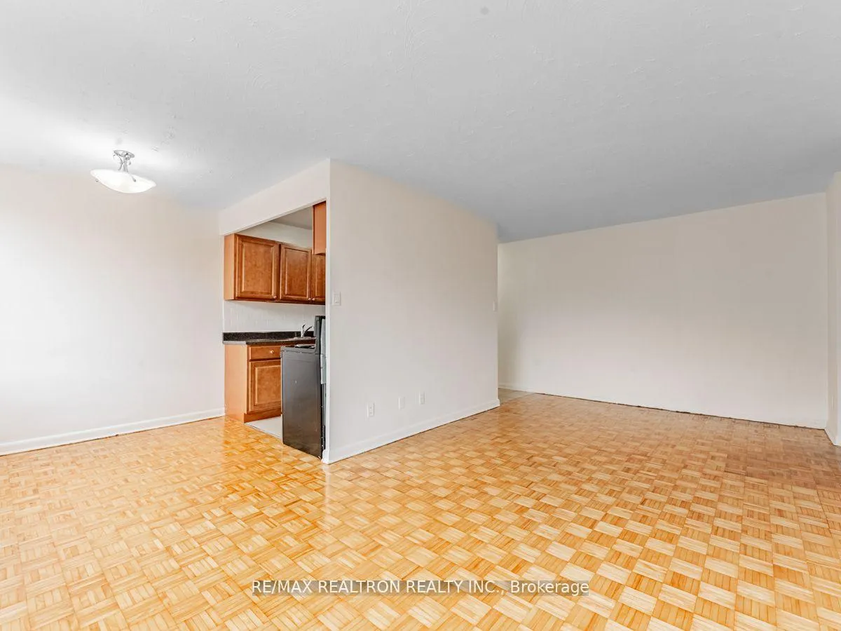 Photo 7 of Unit 309, 2895 Bathurst Street, Toronto, Bedford Park-Nortown — HOMEH