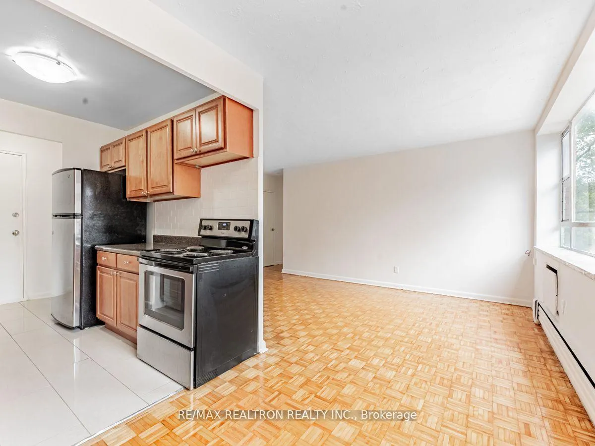 Photo 9 of Unit 309, 2895 Bathurst Street, Toronto, Bedford Park-Nortown — HOMEH