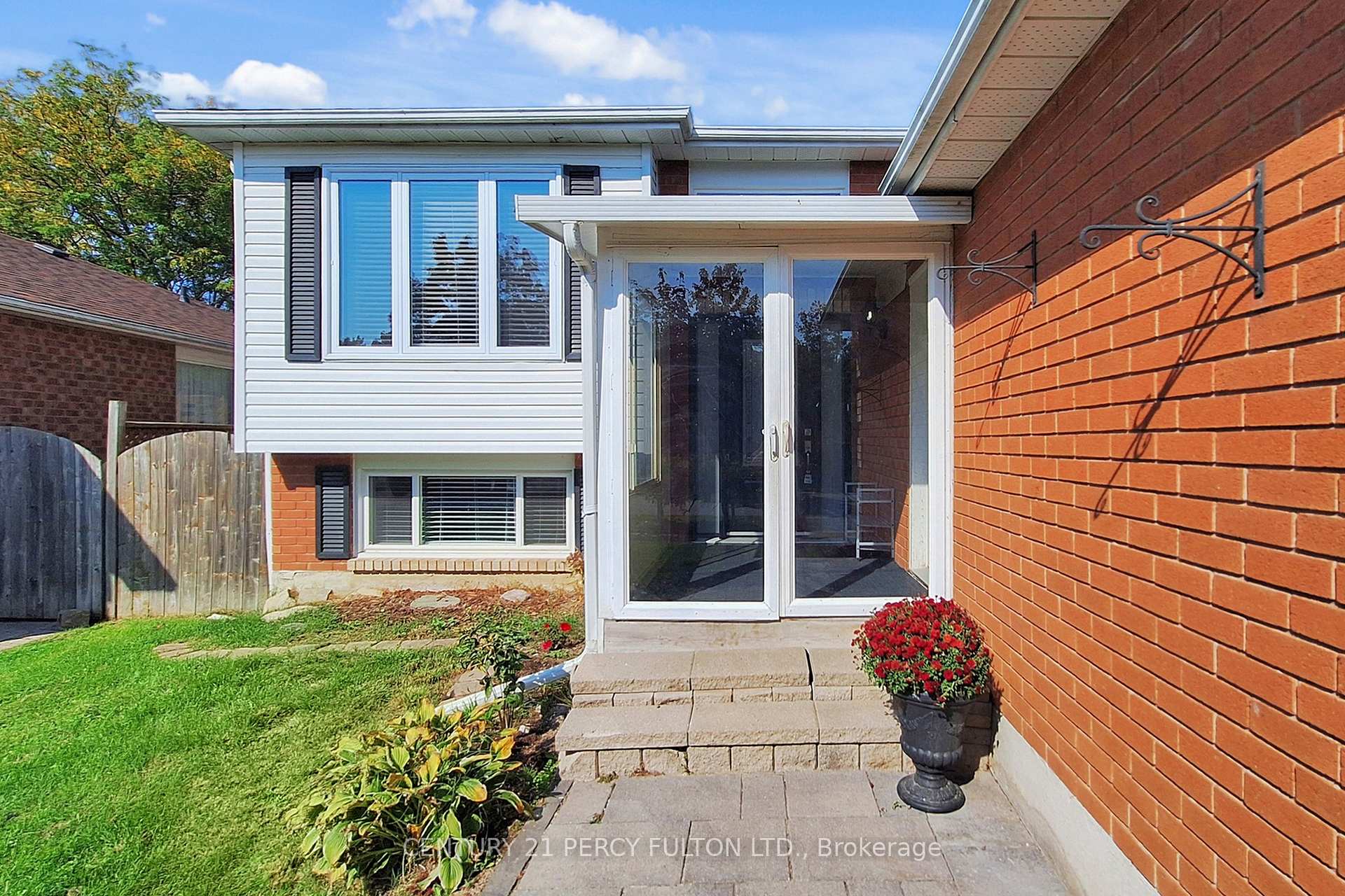 Photo 4 of 50 Freeland Avenue, Clarington, Bowmanville — HOMEH