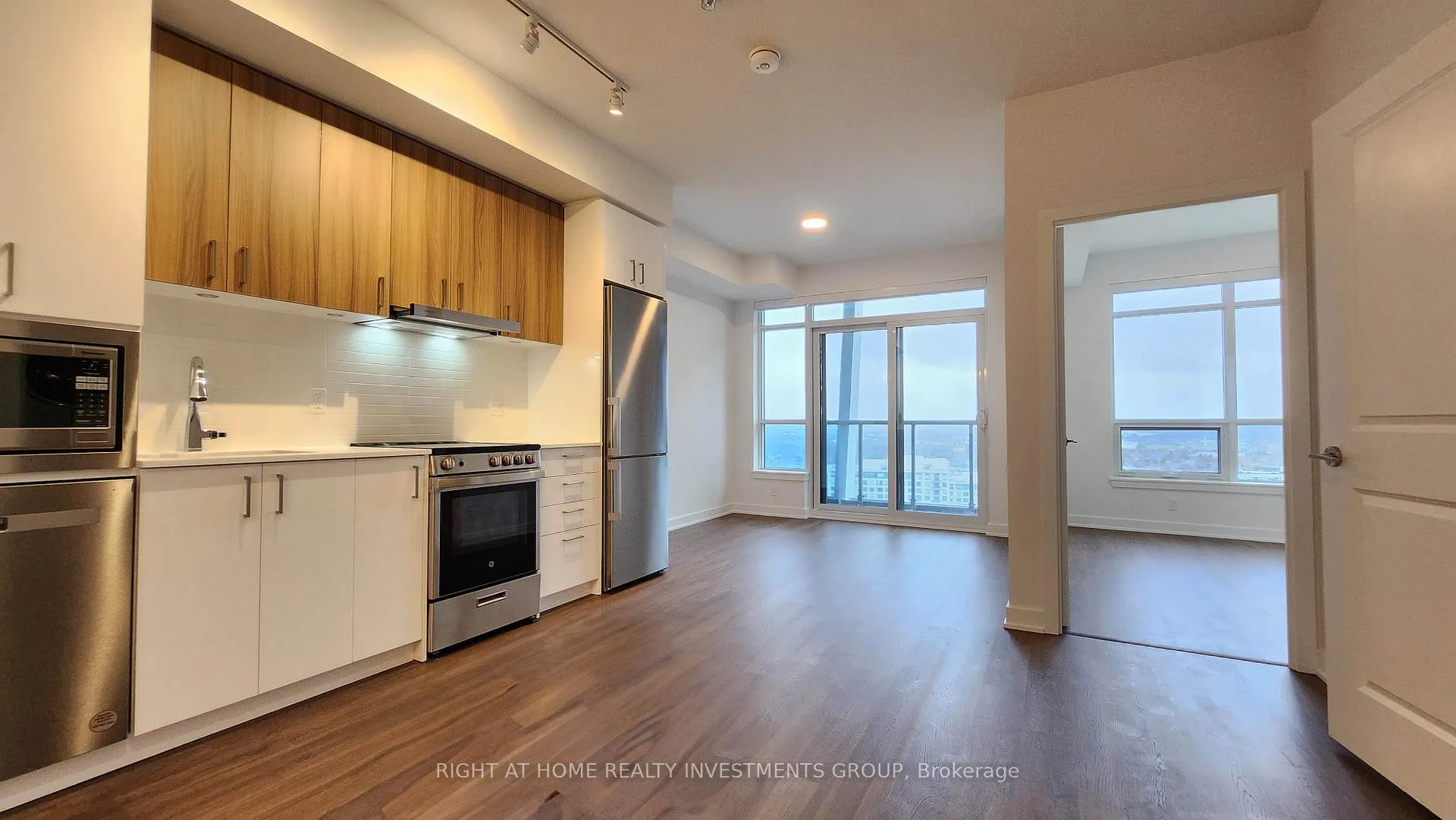 Photo 2 of Unit 2507, 50 Upper Mall Way, Vaughan, Brownridge — HOMEH
