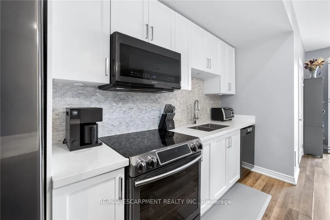 Photo 13 of 29 Esplanade Lane, Grimsby, Grimsby Beach — HOMEH