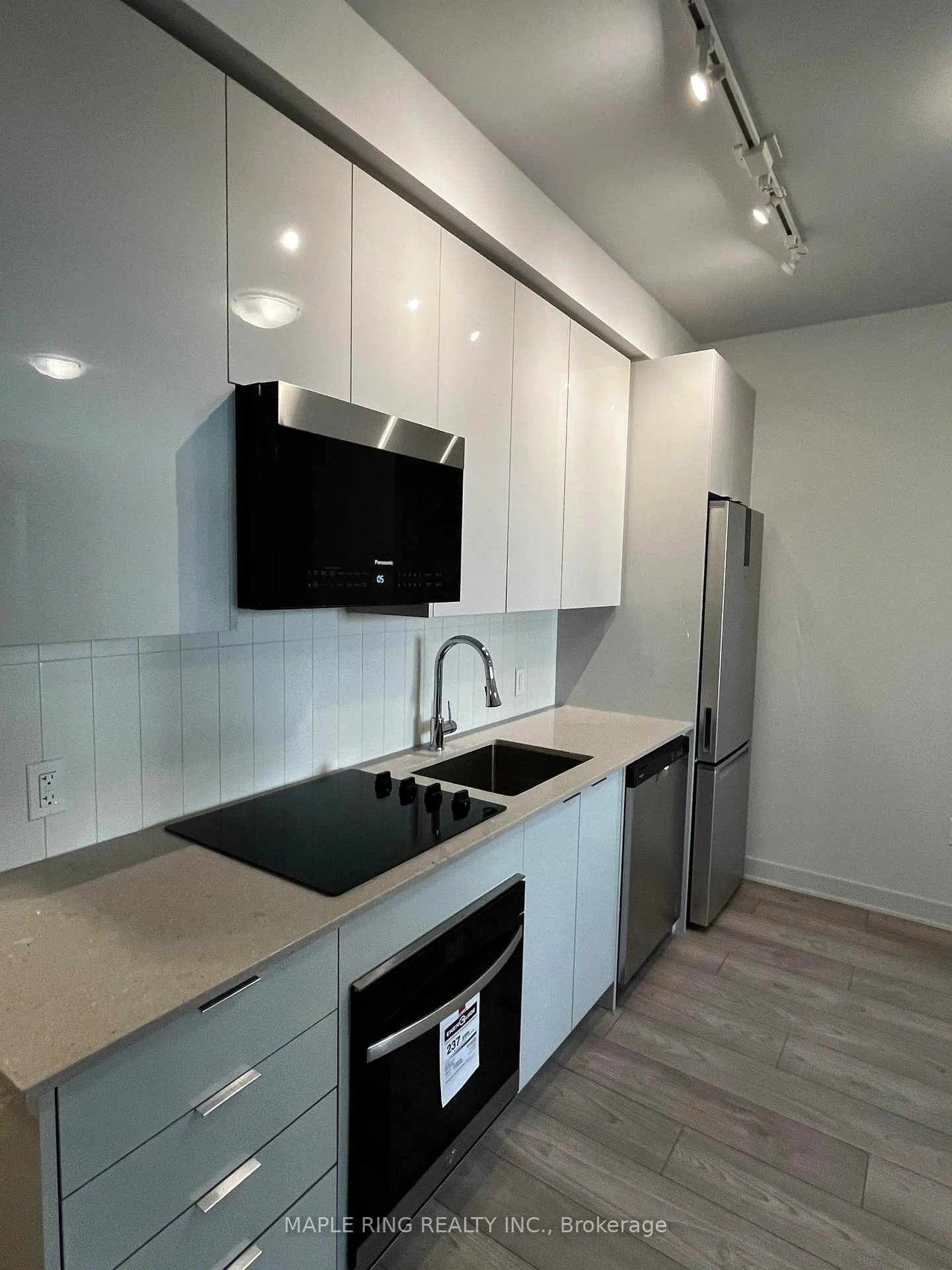 Photo 5 of Unit 612, 2920 Hwy 7, Vaughan, Vaughan Corporate Centre — HOMEH