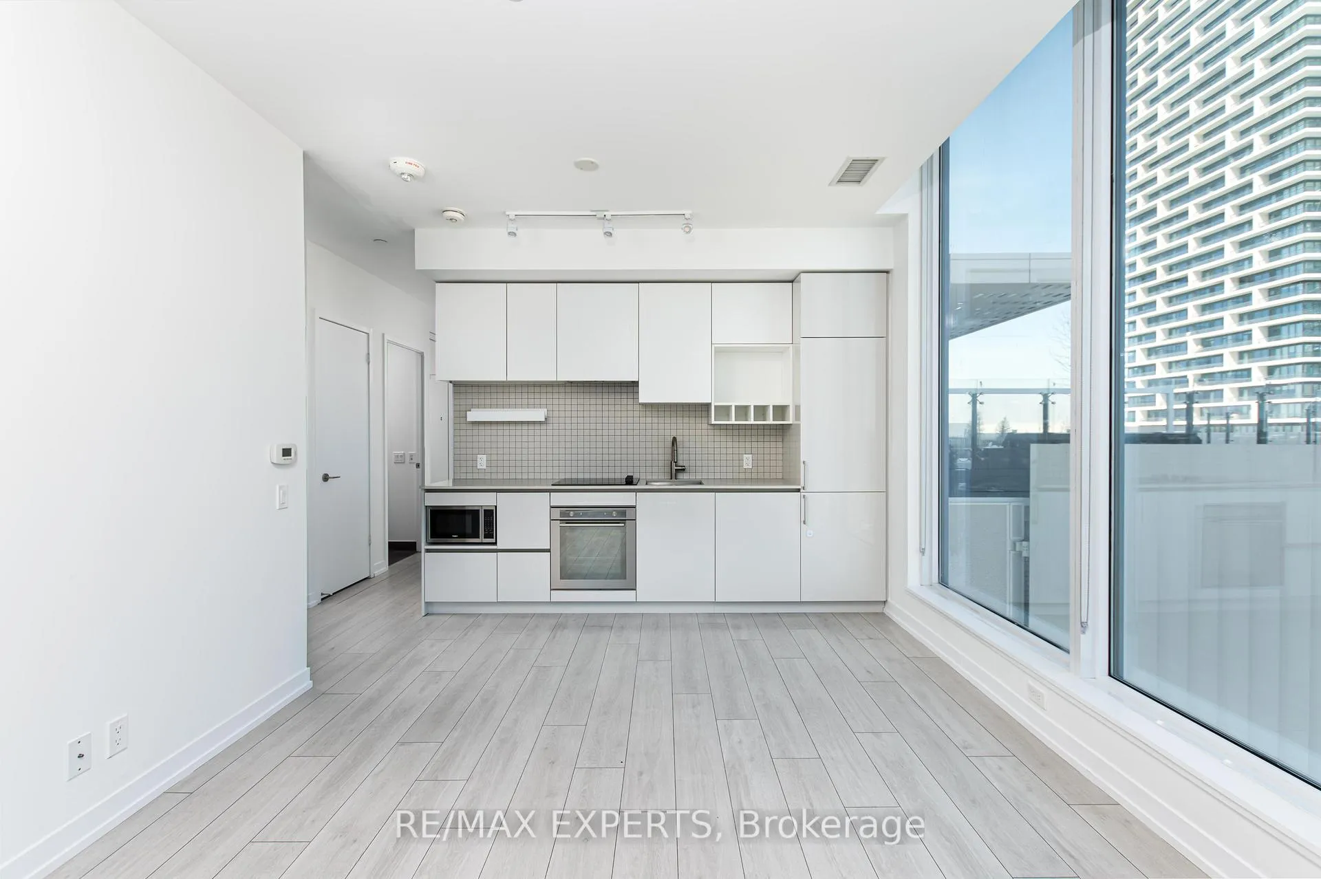 Photo 8 of Unit 901, 5 Buttermill Avenue, Vaughan, Concord — HOMEH