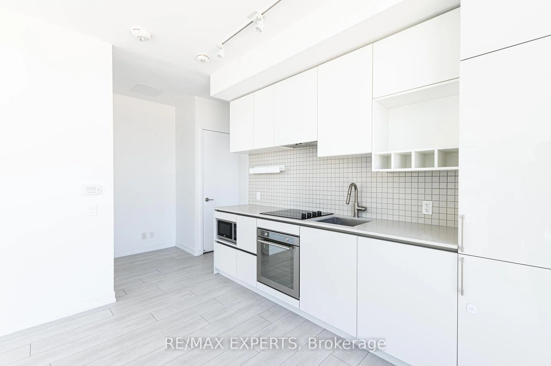 Photo 9 of Unit 901, 5 Buttermill Avenue, Vaughan, Concord — HOMEH