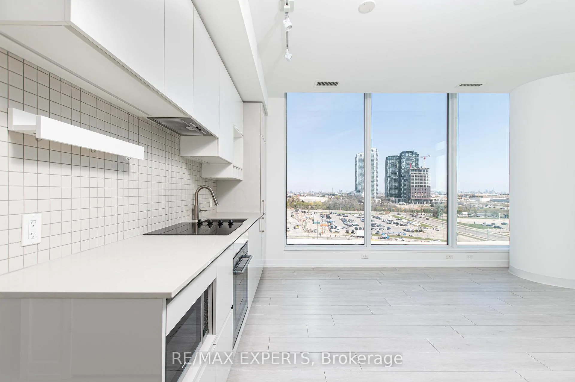 Photo 10 of Unit 901, 5 Buttermill Avenue, Vaughan, Concord — HOMEH