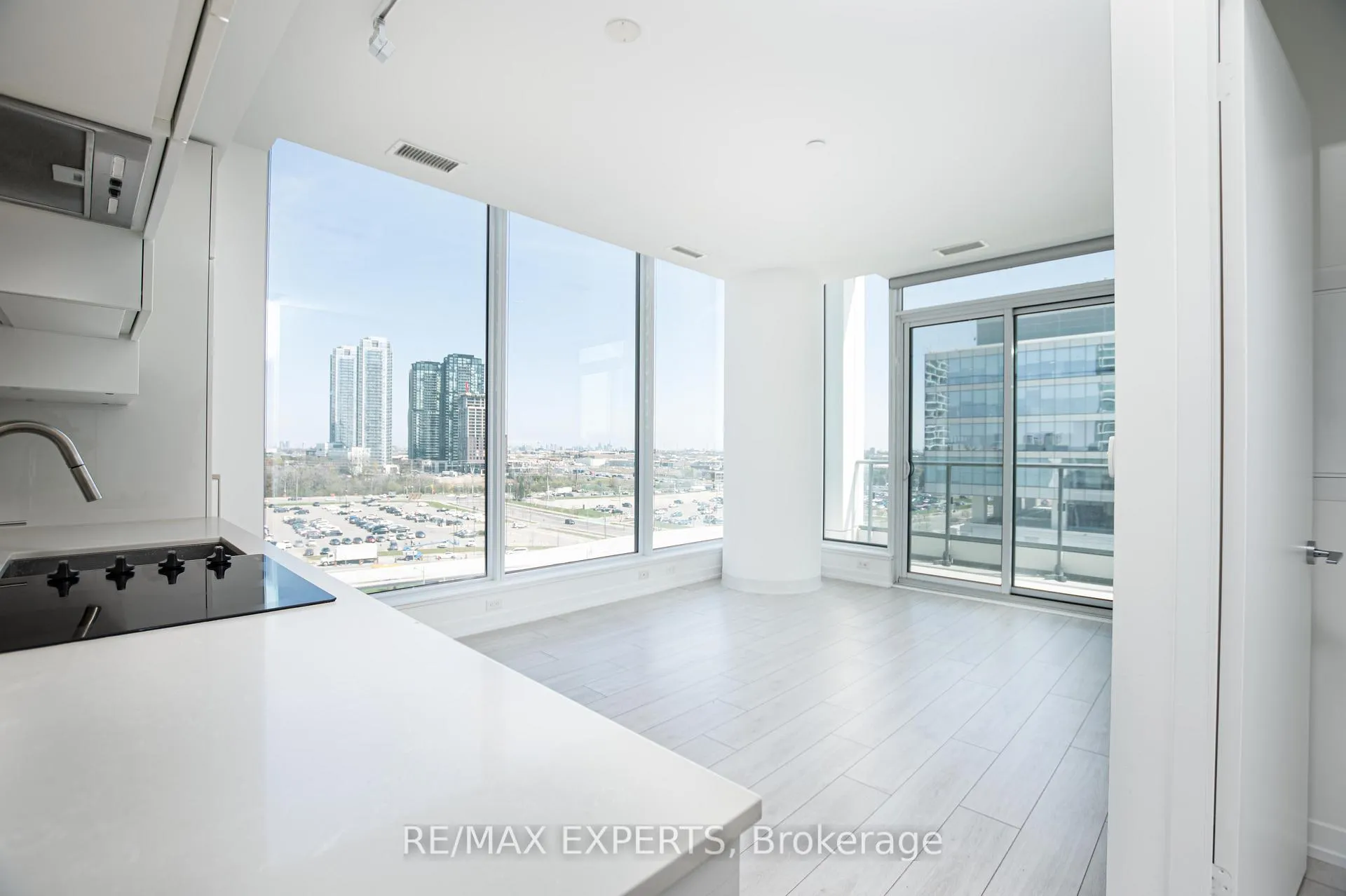 Photo 11 of Unit 901, 5 Buttermill Avenue, Vaughan, Concord — HOMEH
