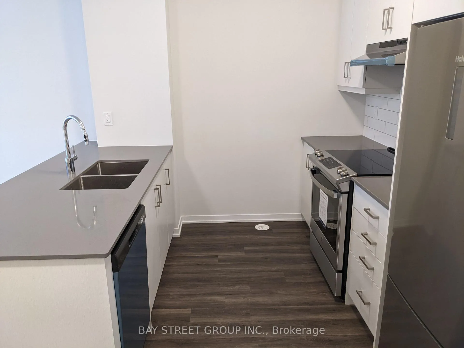 Photo 5 of Unit TH 355, 100 Honeycrisp Crescent, Vaughan, Vaughan Corporate Centre — HOMEH