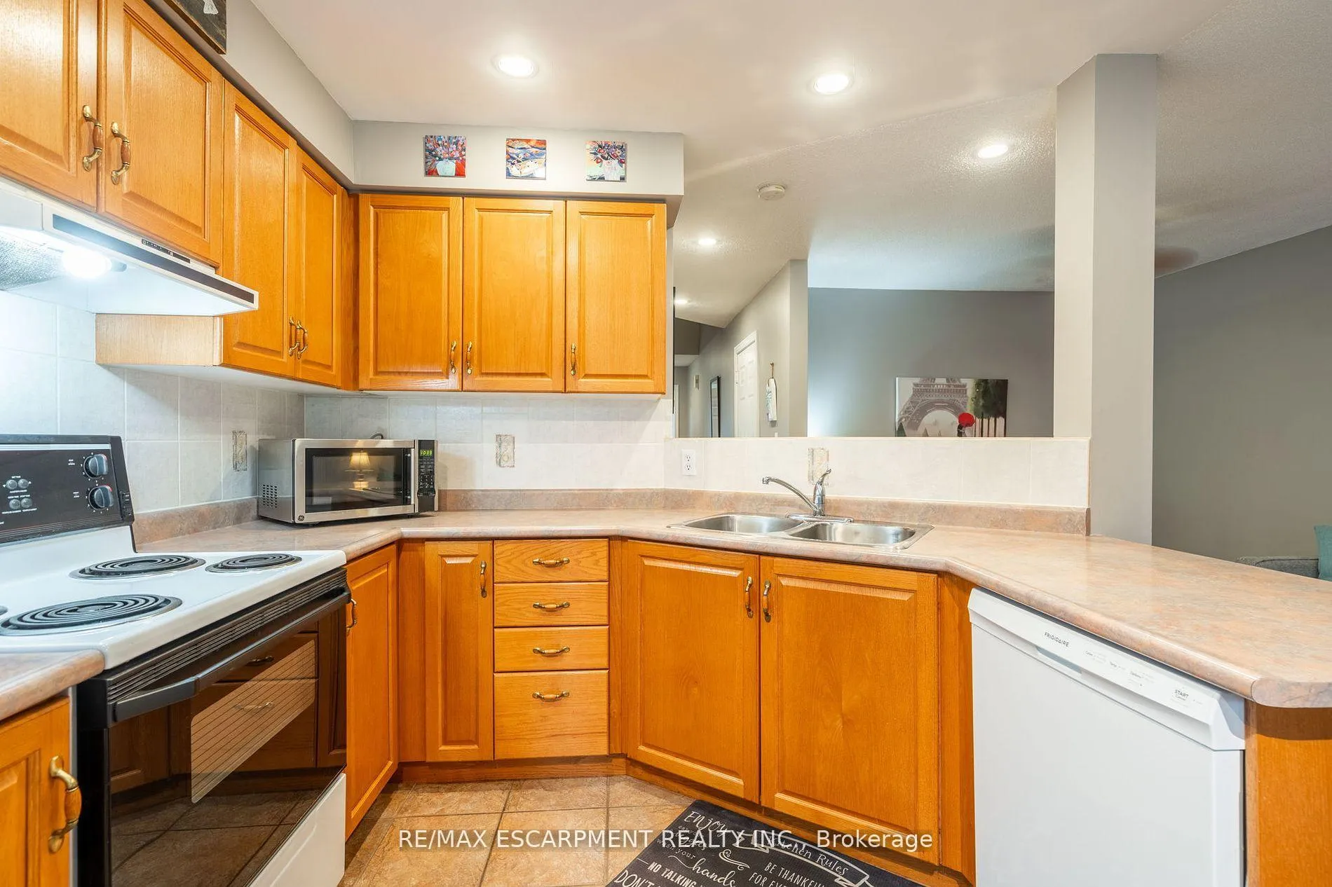 Photo 6 of Unit 31, 10 Cadham Boulevard, Hamilton, Broughton — HOMEH