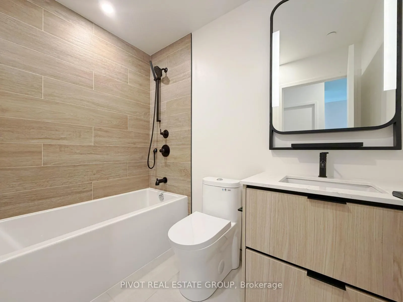 Photo 4 of Unit 828, 1050 Eastern Avenue, Toronto, The Beaches — HOMEH