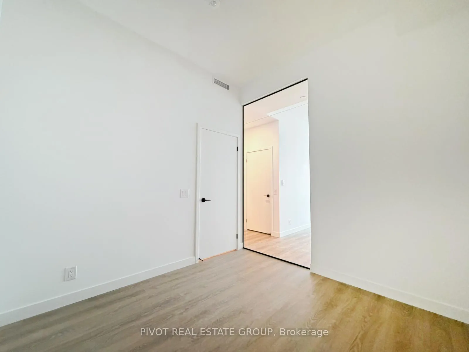 Photo 8 of Unit 828, 1050 Eastern Avenue, Toronto, The Beaches — HOMEH