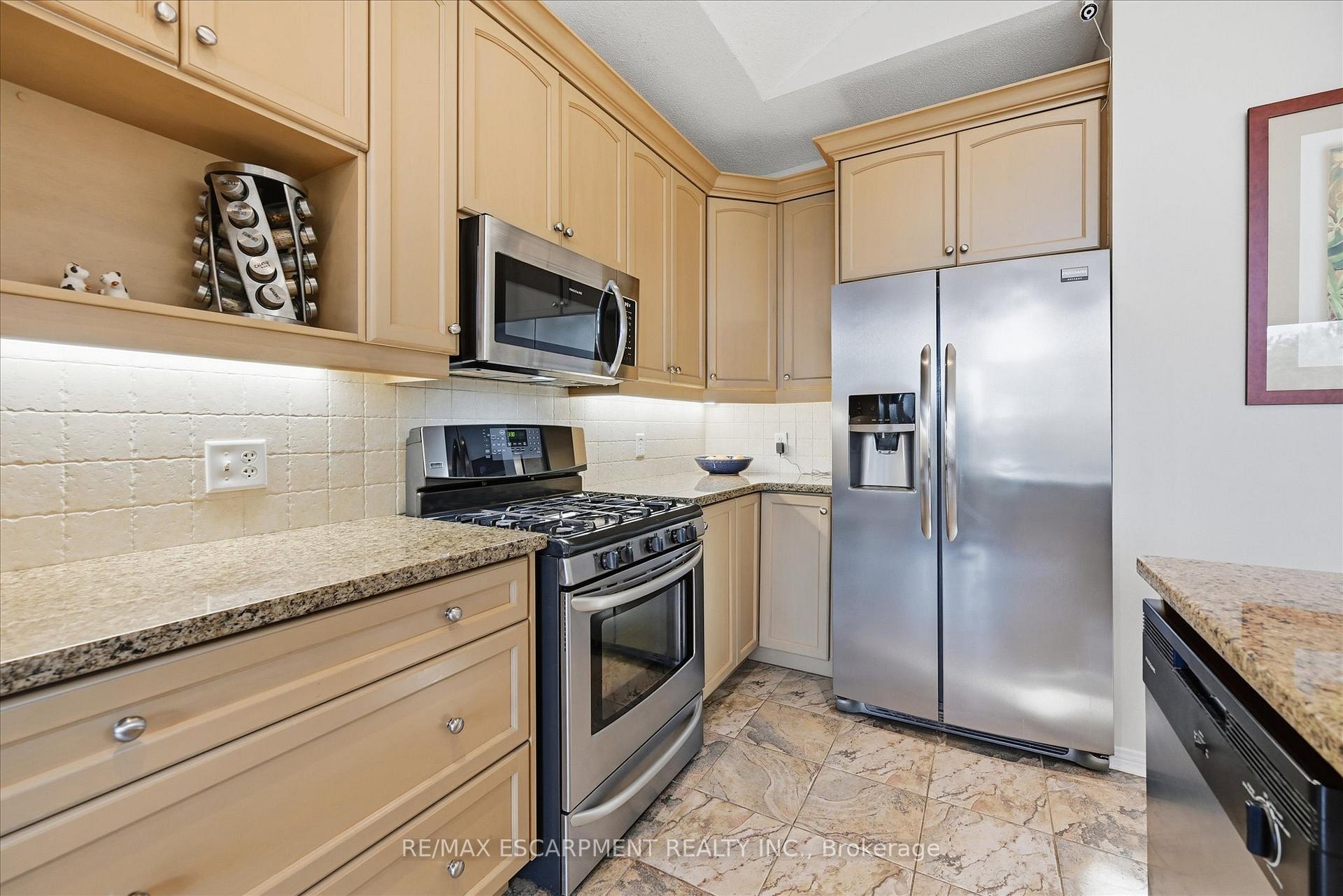 Photo 12 of Unit 19, 4241 Sarazen Drive, Burlington, Rose — HOMEH