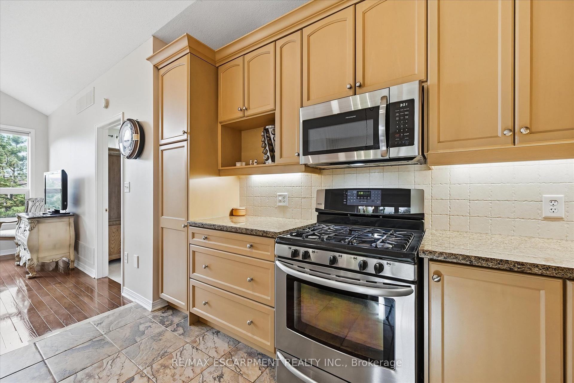 Photo 14 of Unit 19, 4241 Sarazen Drive, Burlington, Rose — HOMEH