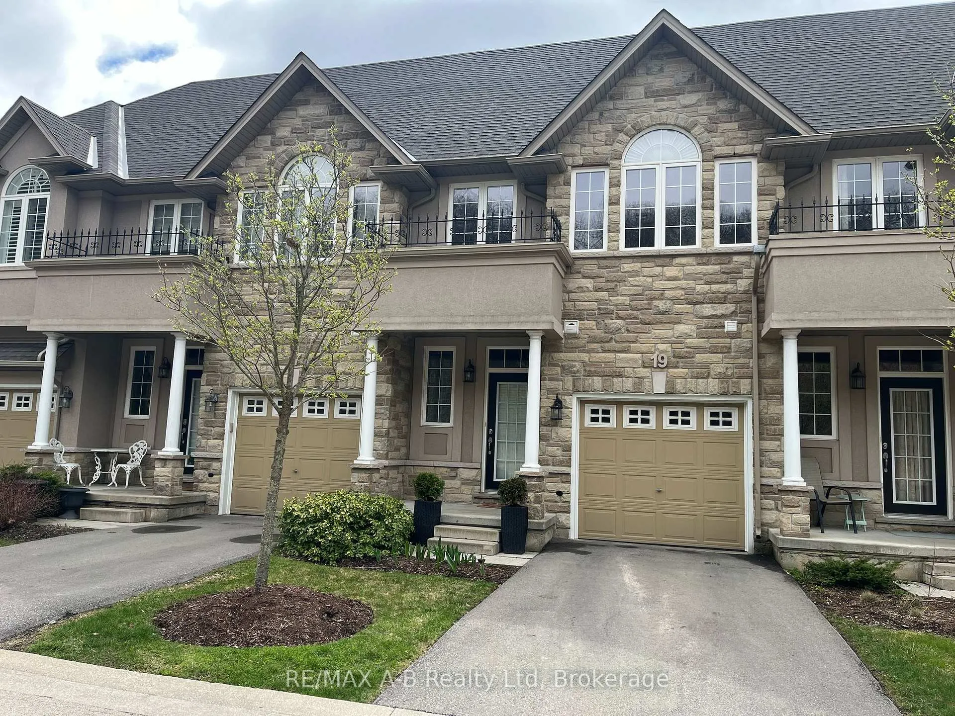 Photo 1 of Unit 19, 19 Valleyside Lane, Hamilton, Dundas — HOMEH