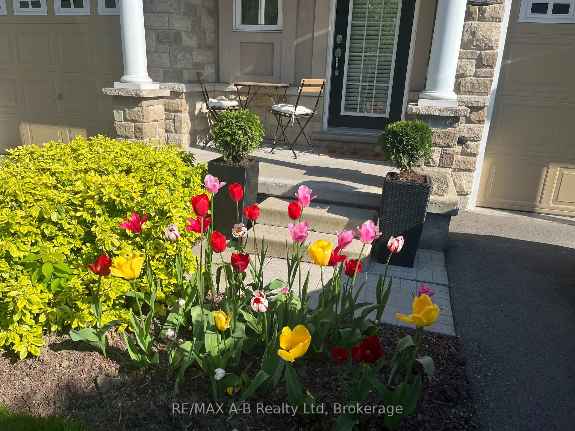 Photo 2 of Unit 19, 19 Valleyside Lane, Hamilton, Dundas — HOMEH