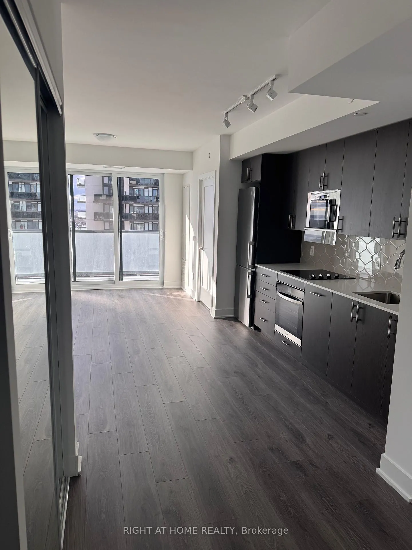 Front of Unit 1015, 2545 Simcoe Street N