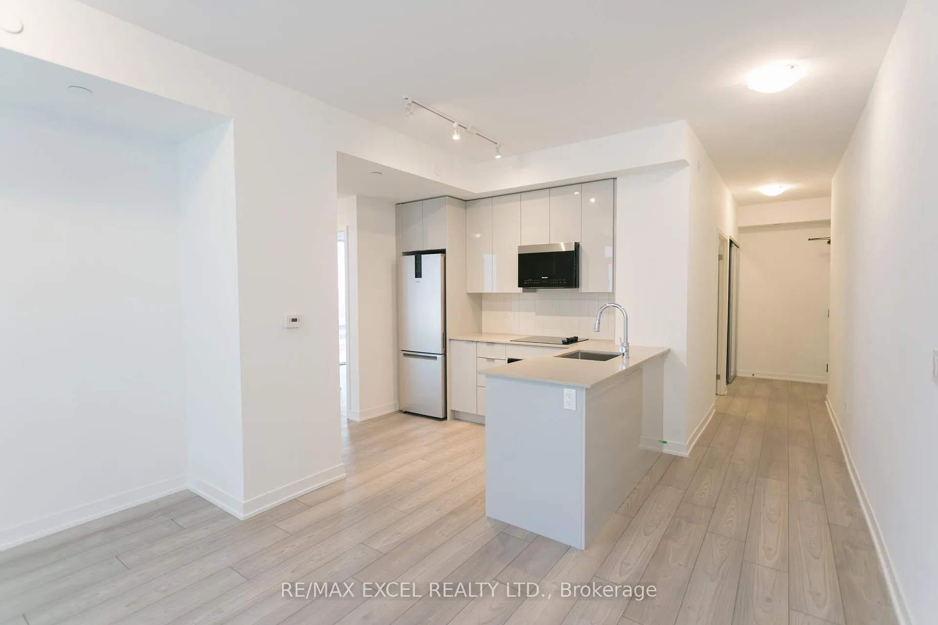 Photo 5 of Unit 818, 10 Abeja Street N, Vaughan, Concord — HOMEH