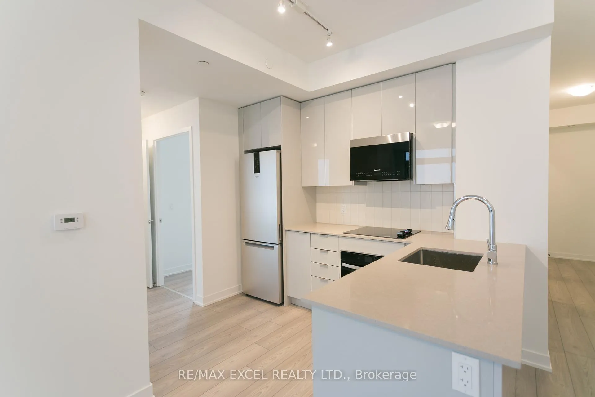 Photo 10 of Unit 818, 10 Abeja Street N, Vaughan, Concord — HOMEH