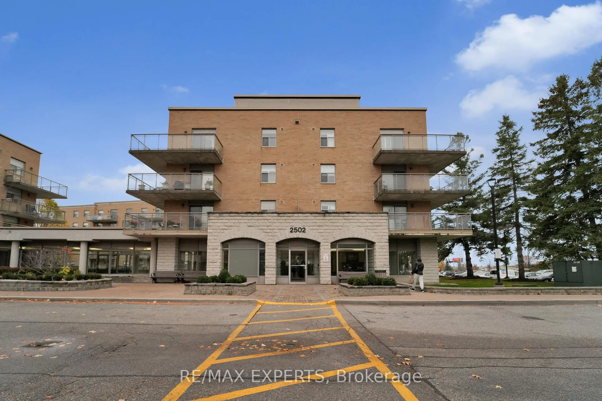 Photo 2 of Unit 406, 2502 Rutherford Road, Vaughan, Maple — HOMEH