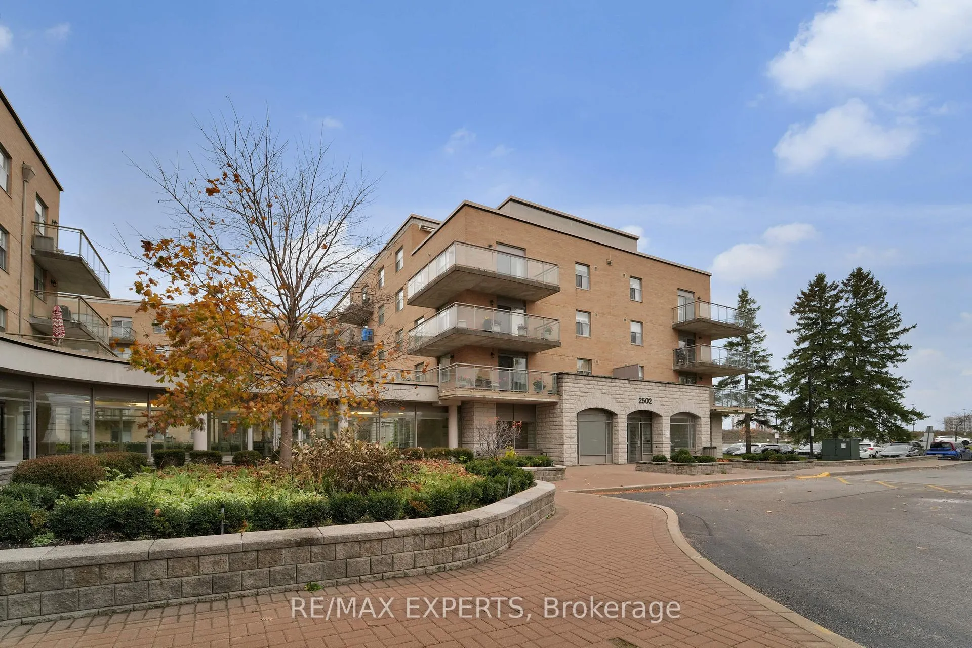Photo 3 of Unit 406, 2502 Rutherford Road, Vaughan, Maple — HOMEH