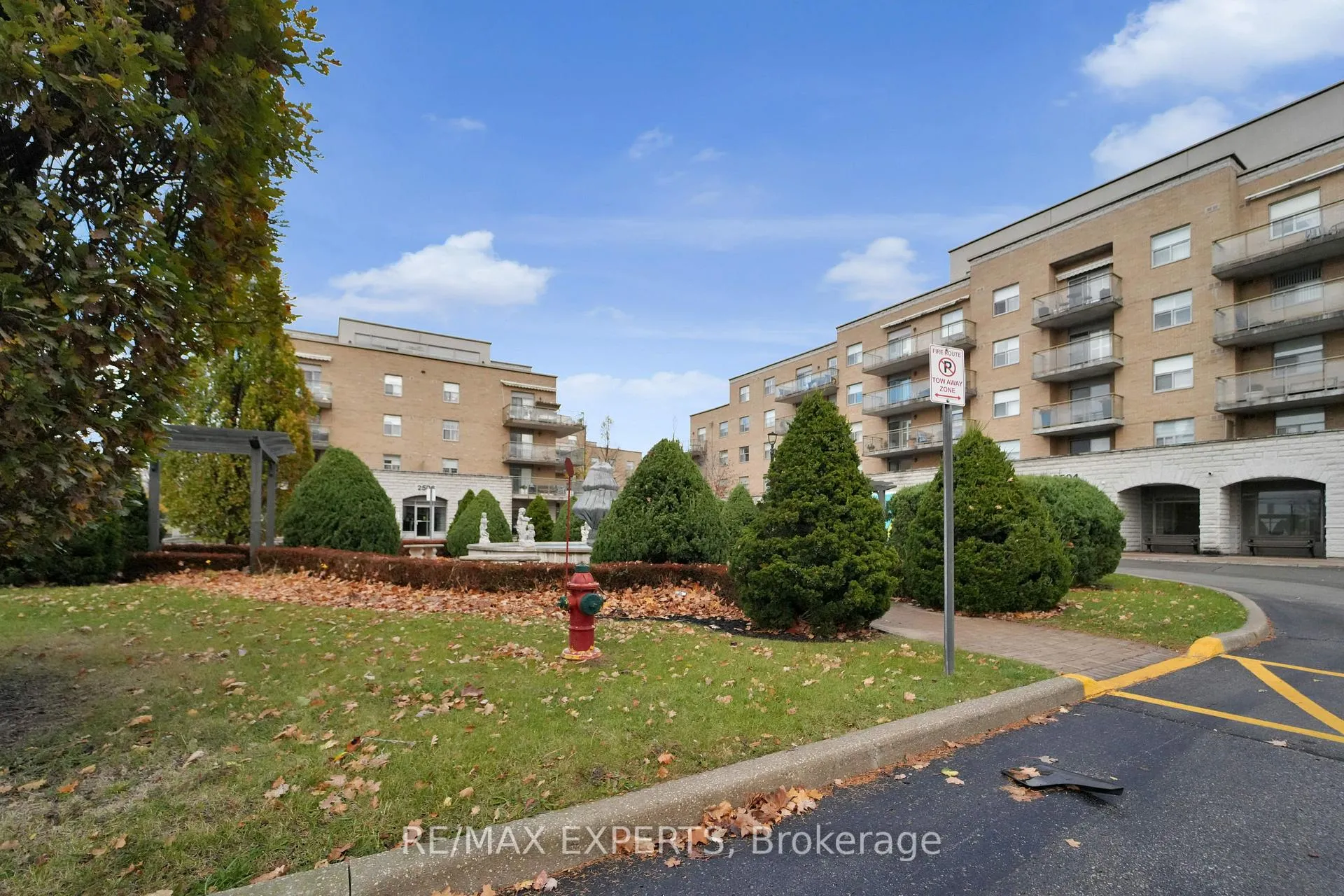 Photo 4 of Unit 406, 2502 Rutherford Road, Vaughan, Maple — HOMEH