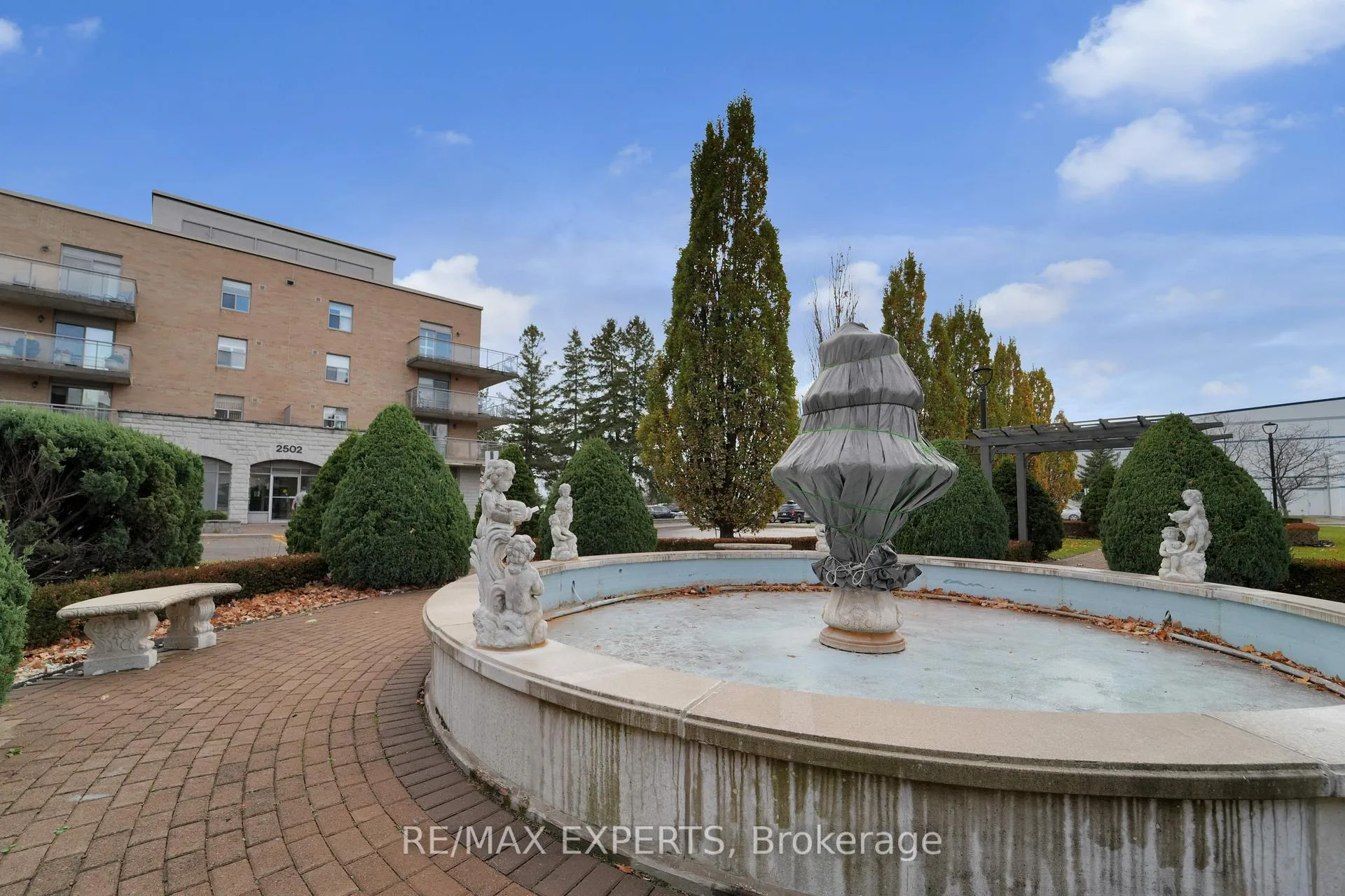 Photo 5 of Unit 406, 2502 Rutherford Road, Vaughan, Maple — HOMEH
