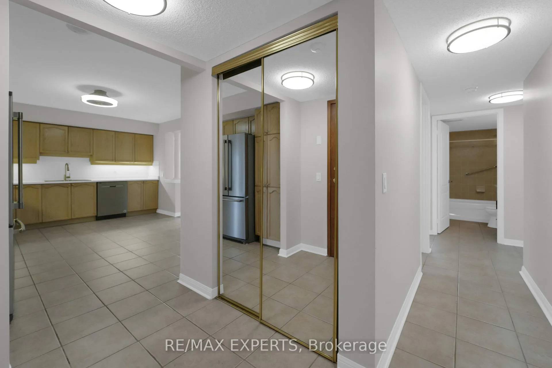 Photo 10 of Unit 406, 2502 Rutherford Road, Vaughan, Maple — HOMEH