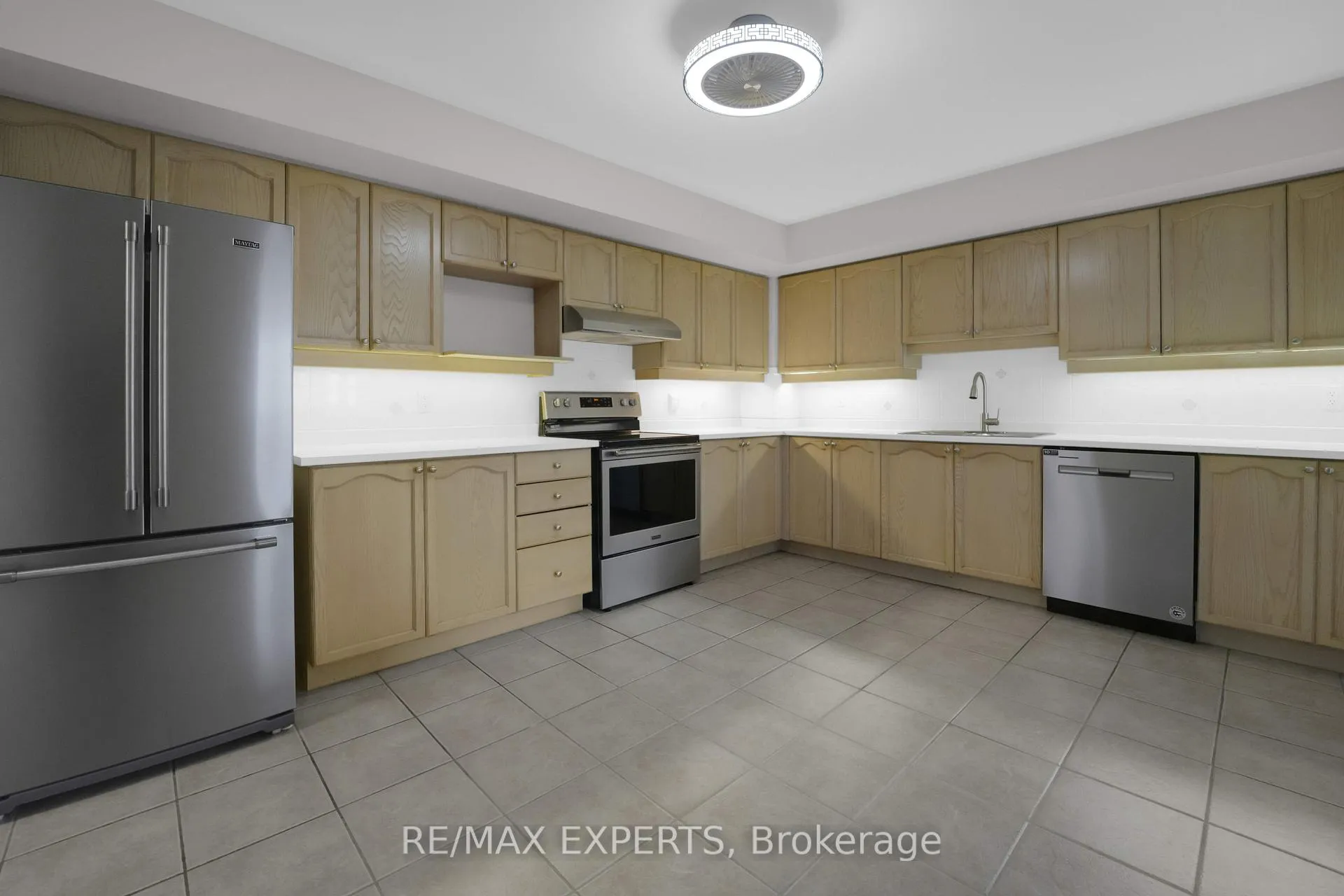 Photo 12 of Unit 406, 2502 Rutherford Road, Vaughan, Maple — HOMEH