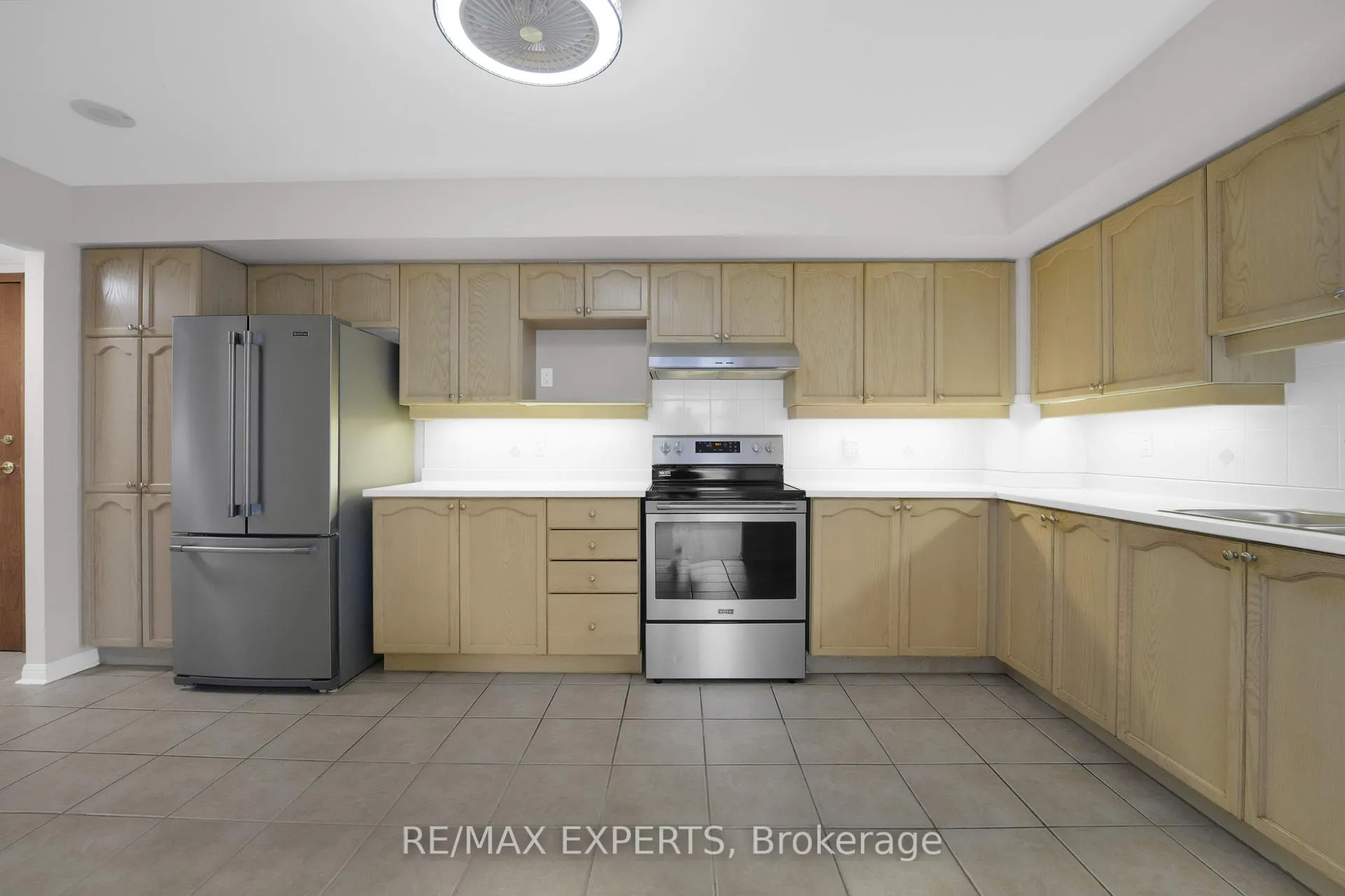 Photo 13 of Unit 406, 2502 Rutherford Road, Vaughan, Maple — HOMEH