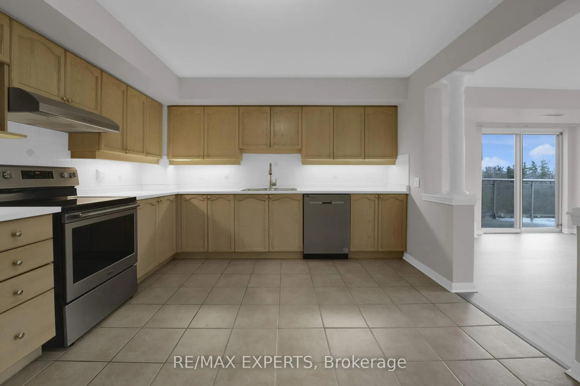 Photo 14 of Unit 406, 2502 Rutherford Road, Vaughan, Maple — HOMEH