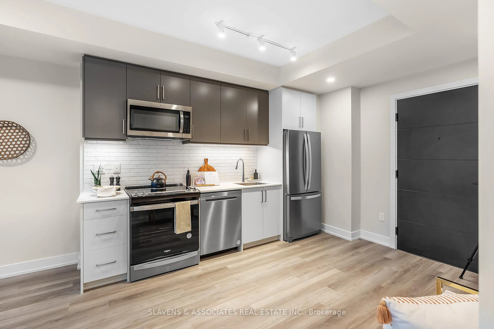 Photo 6 of Unit 1104, 41 Johnson Street, Barrie, North Shore — HOMEH