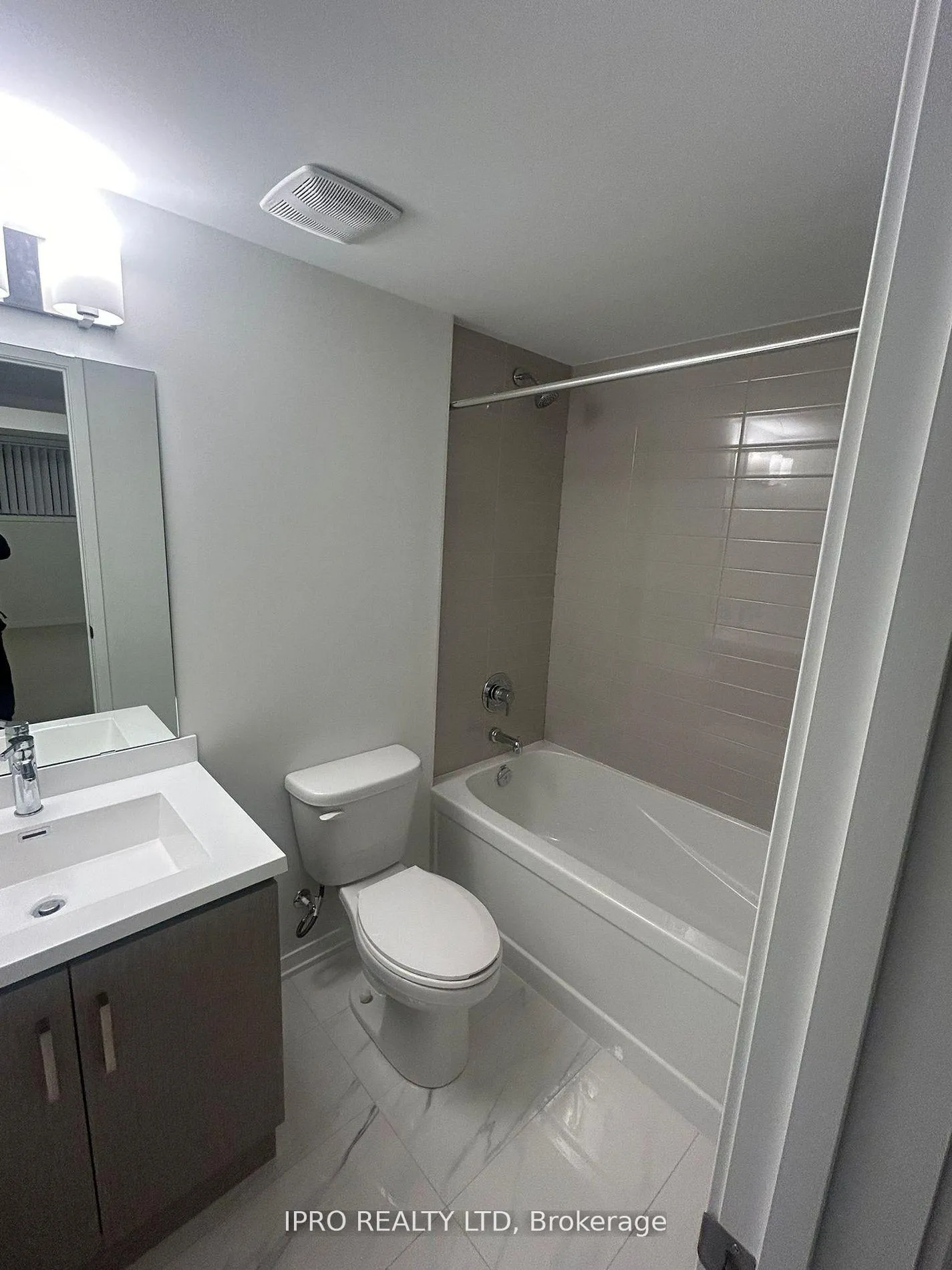 Photo 5 of Unit 358, 100 Honeycrisp Crescent, Vaughan, Vaughan Corporate Centre — HOMEH